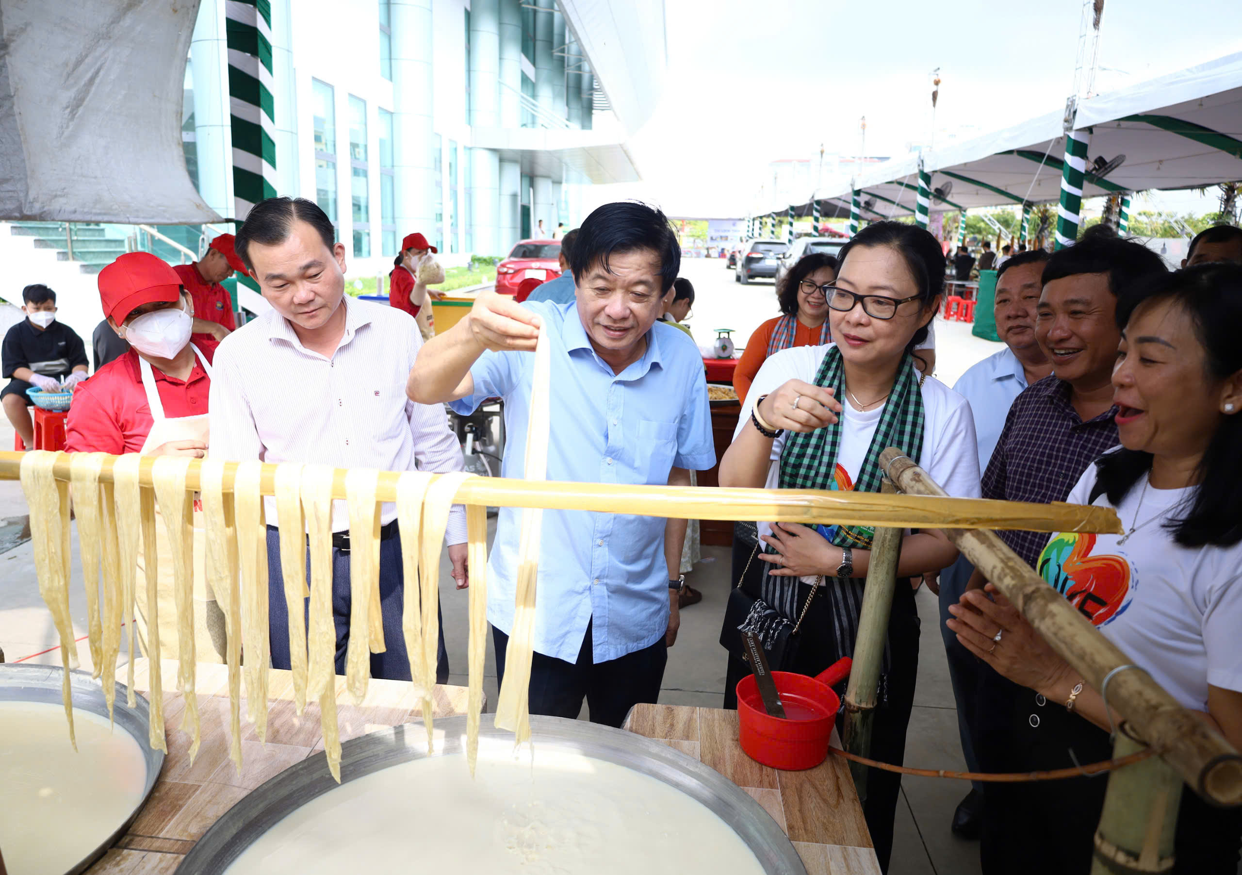 Chuyện kh&oacute; tin nhưng c&oacute; thật về t&agrave;u hũ ky ở Vĩnh Long - Ảnh 1.