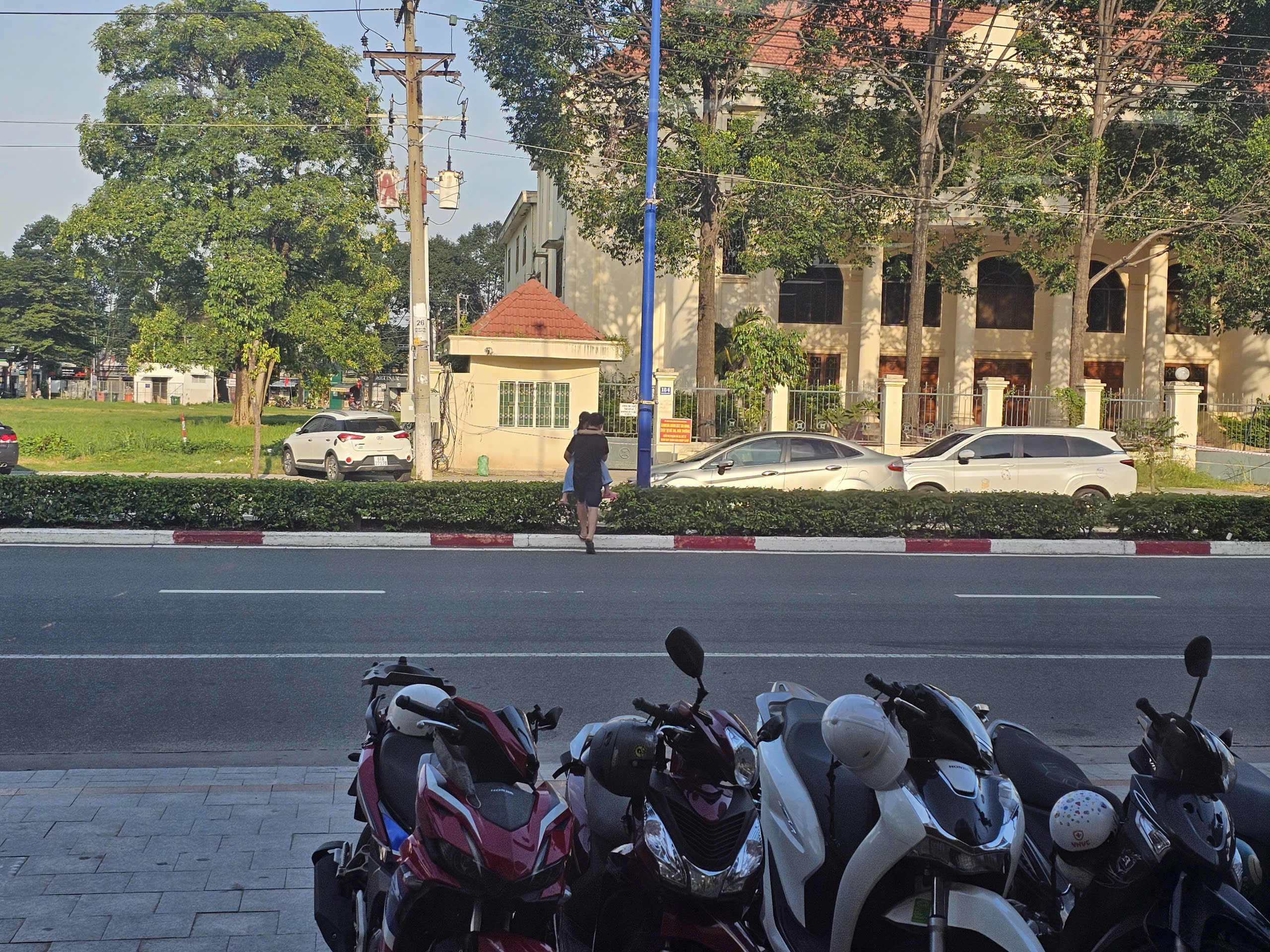 H&igrave;nh ảnh đ&aacute;ng sợ &ldquo;đ&aacute;nh đu t&iacute;nh mạng&rdquo; tr&ecirc;n Quốc lộ 13- Ảnh 4.