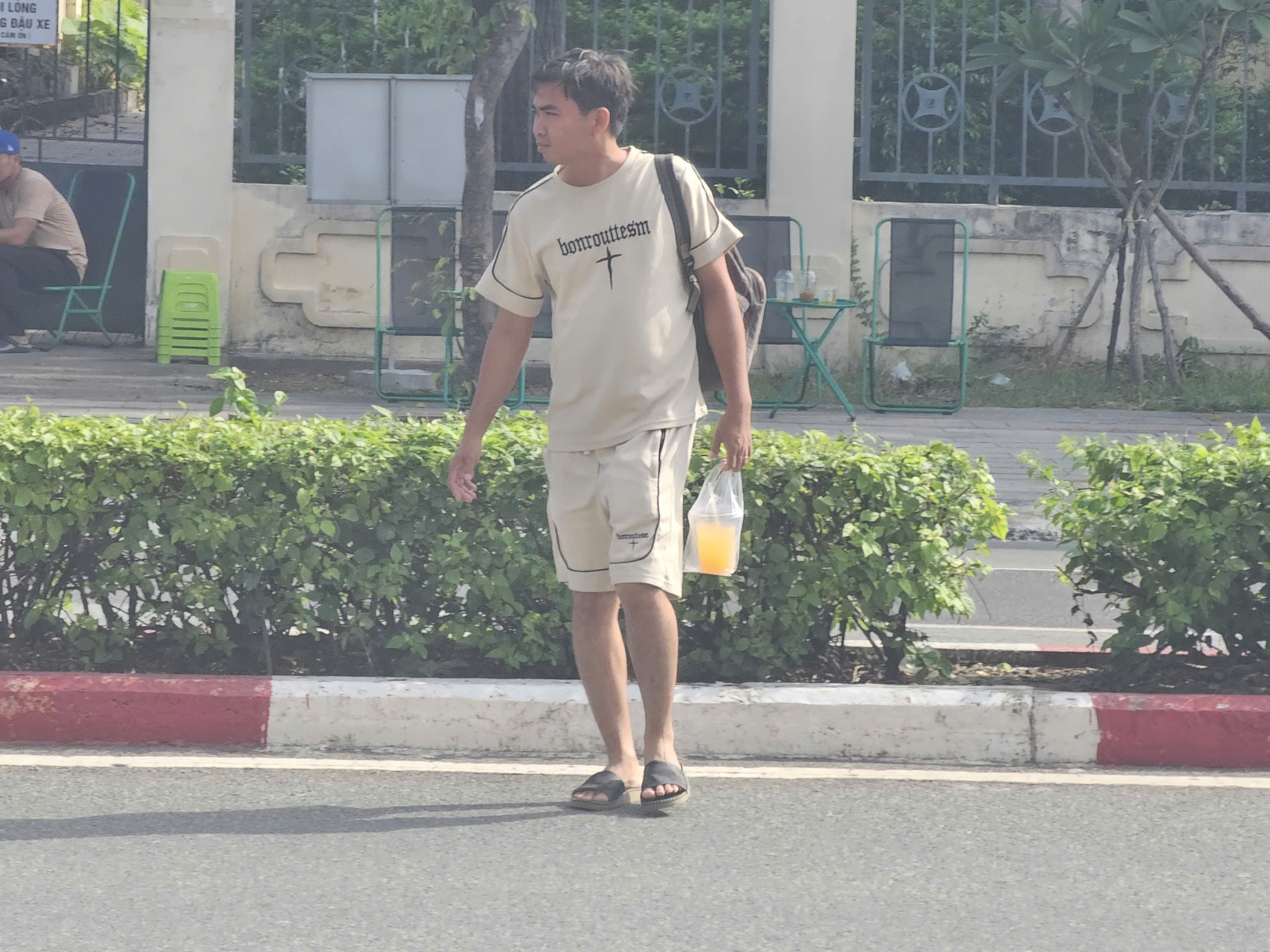 H&igrave;nh ảnh đ&aacute;ng sợ &ldquo;đ&aacute;nh đu t&iacute;nh mạng&rdquo; tr&ecirc;n Quốc lộ 13- Ảnh 2.