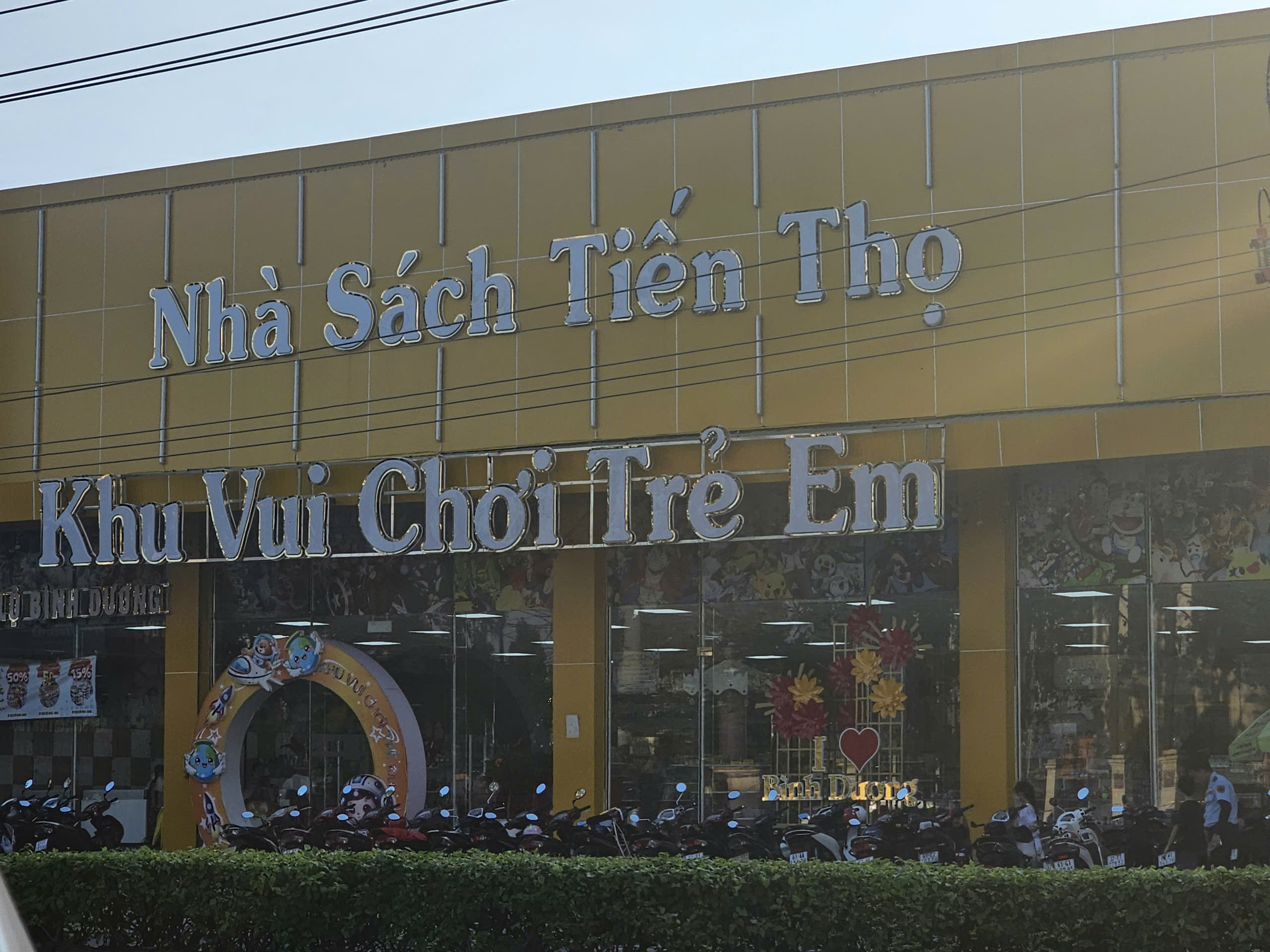 H&igrave;nh ảnh đ&aacute;ng sợ &ldquo;đ&aacute;nh đu t&iacute;nh mạng&rdquo; tr&ecirc;n Quốc lộ 13- Ảnh 6.