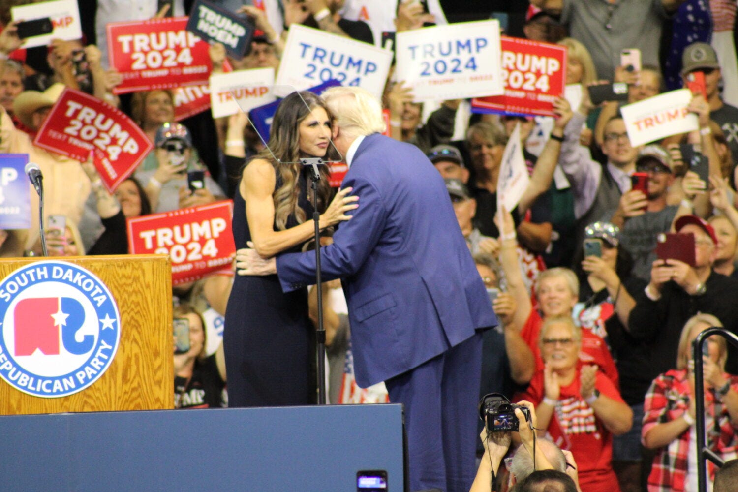 Thống đốc Nam Dakota và ông Donald Trump tại một sự kiện hồi tháng 9-2023. Ảnh: South Dakota Searchlight
