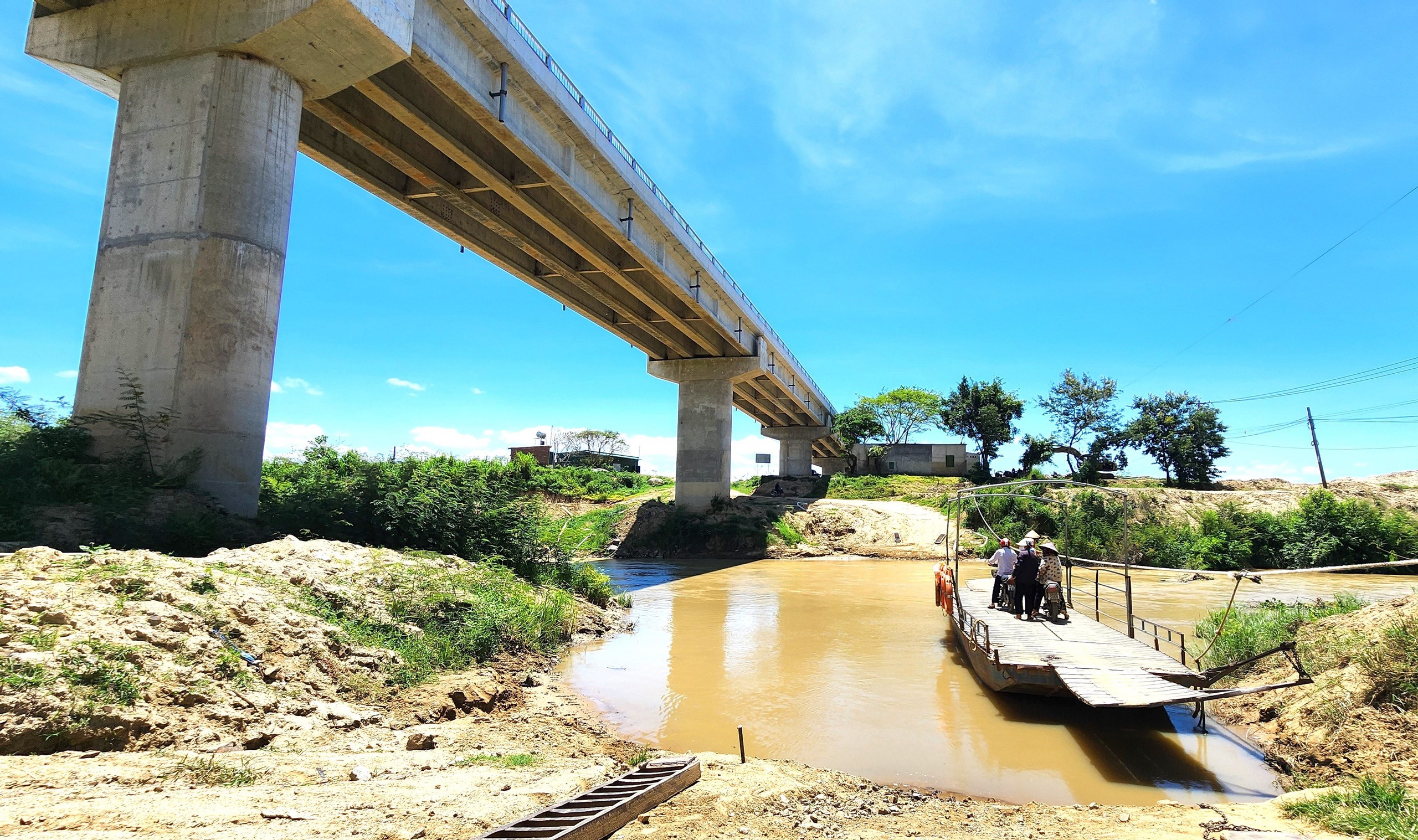 Đắk Lắk: Nhiều cây cầu chờ... đường, gây lãng phí- Ảnh 1.