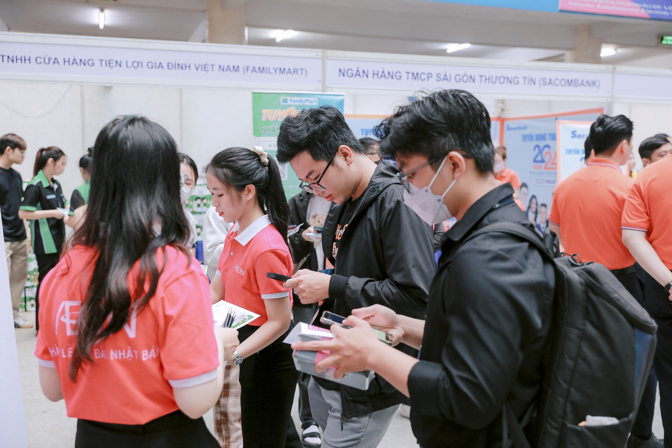 Sinh vi&ecirc;n dễ bị lừa khi t&igrave;m việc v&igrave; "ng&acirc;y thơ"- Ảnh 1.