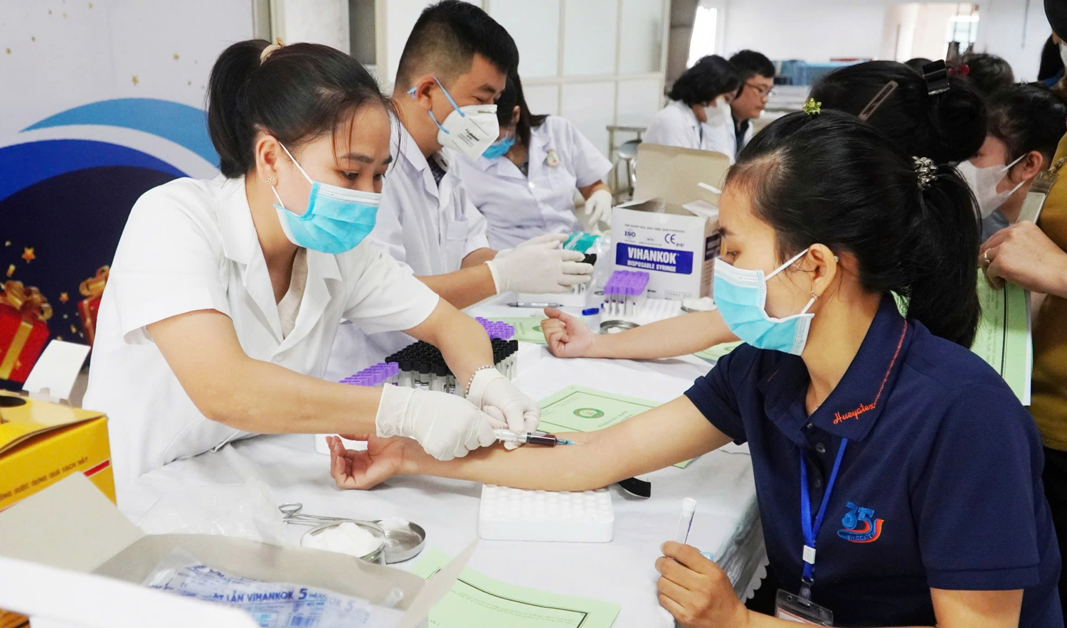 Quảng B&igrave;nh: Kh&aacute;m bệnh miễn ph&iacute; cho gần 600 c&ocirc;ng nh&acirc;n- Ảnh 1.