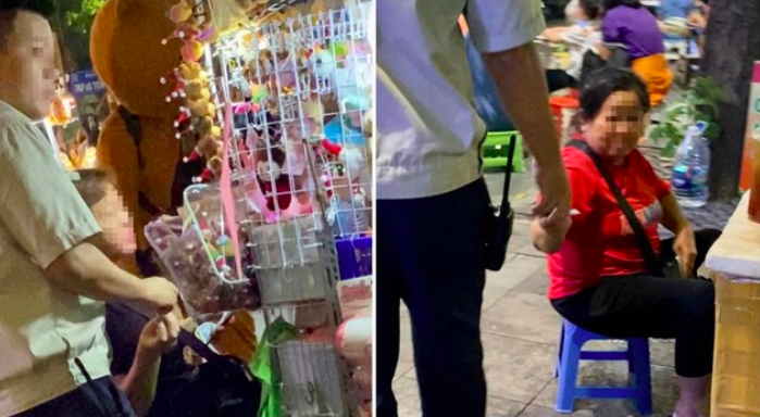 Hai nh&acirc;n vi&ecirc;n "l&agrave;m luật" với người b&aacute;n h&agrave;ng rong ở hồ Gươm- Ảnh 1.