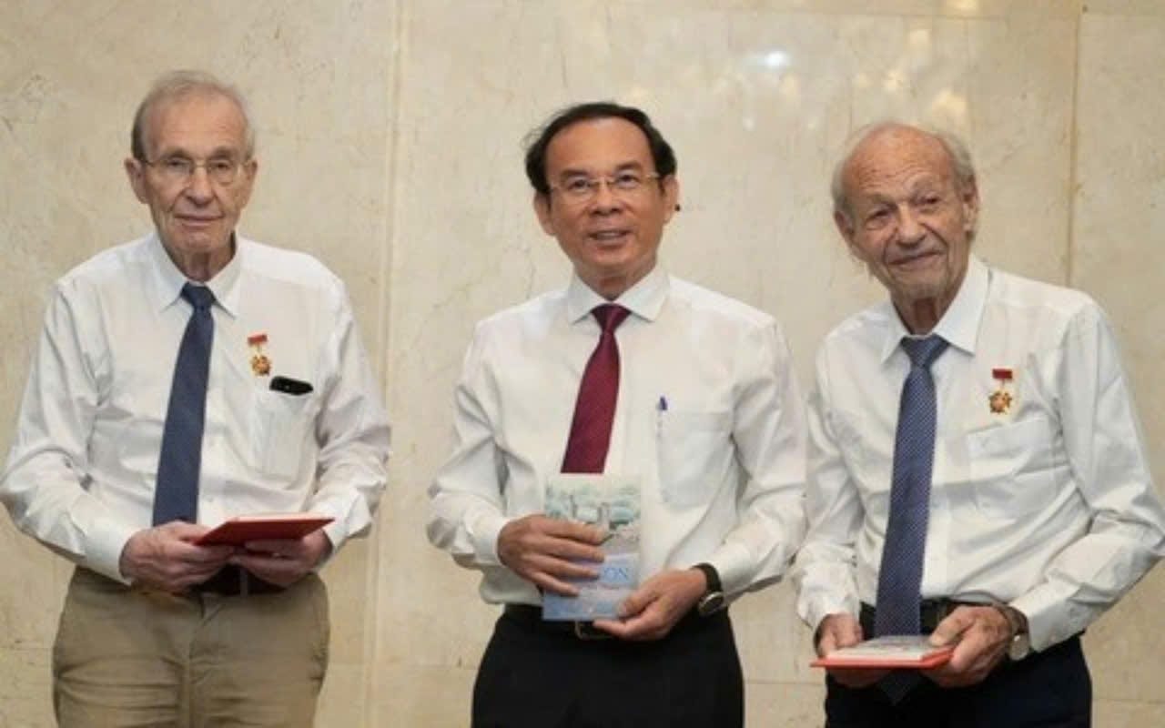 L&atilde;nh đạo TP HCM tiếp những người bạn Thụy Sĩ y&ecirc;u h&ograve;a b&igrave;nh- Ảnh 8.