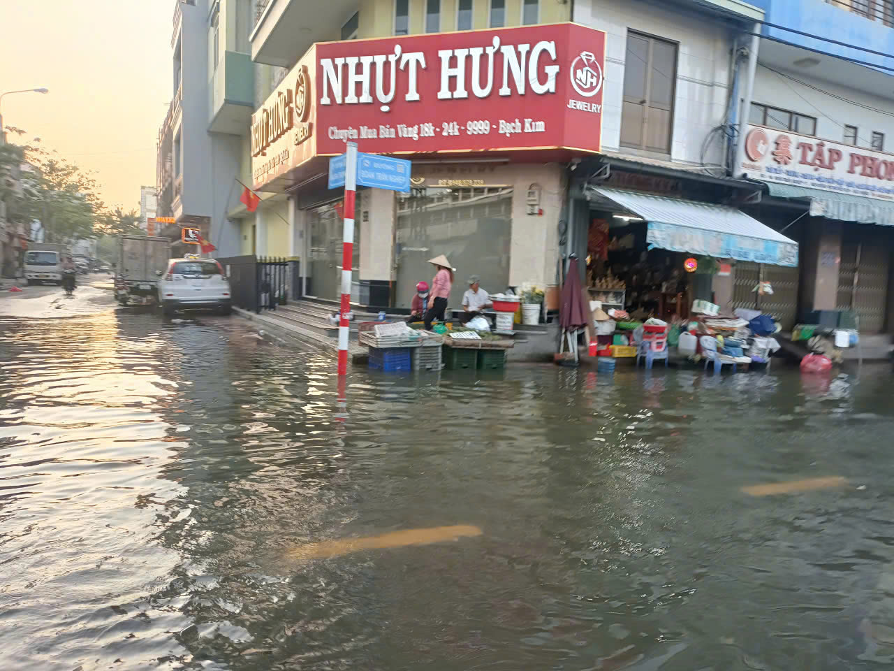 H&igrave;nh ảnh "kh&aacute;c lạ" tại chợ Thủ Dầu Một trong s&aacute;ng 18-11- Ảnh 3.
