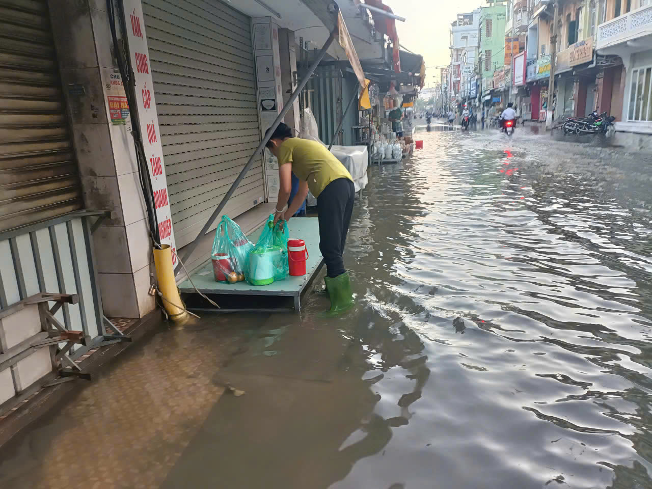 H&igrave;nh ảnh "kh&aacute;c lạ" tại chợ Thủ Dầu Một trong s&aacute;ng 18-11- Ảnh 4.