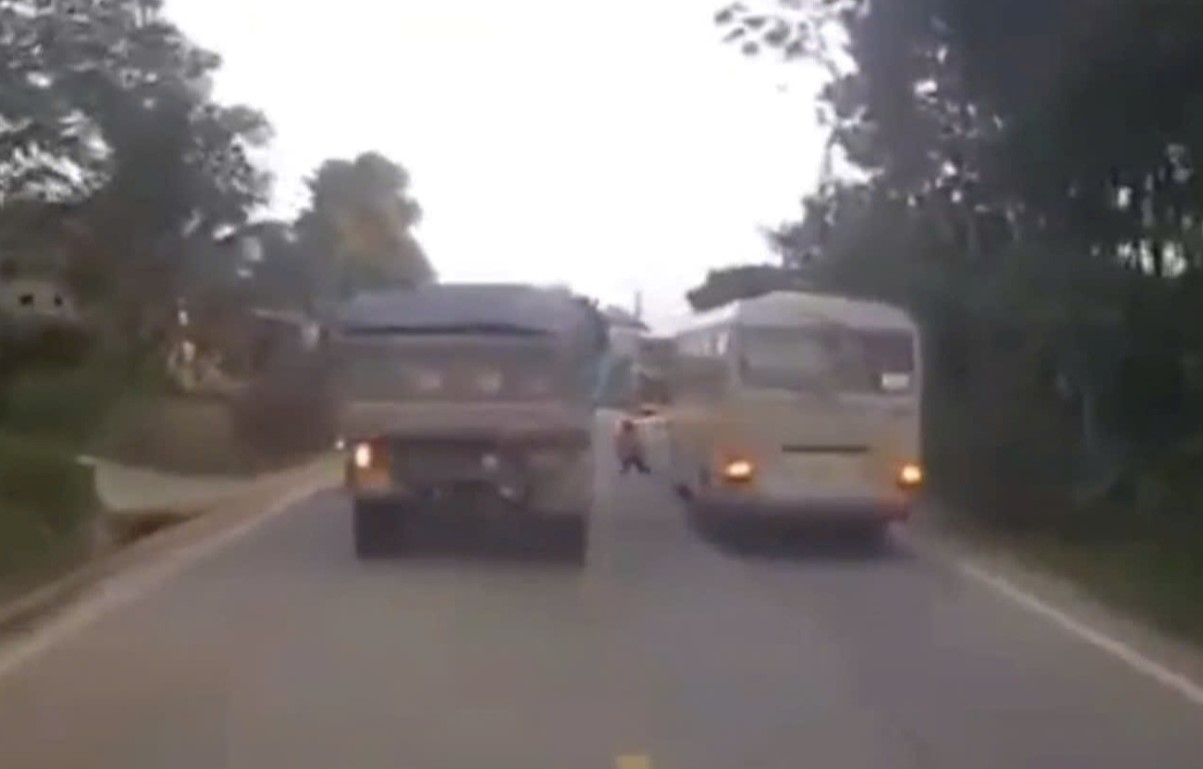 Băng qua đường khi vừa xuống xe đưa đ&oacute;n, b&eacute; 5 tuổi bị xe tải t&ocirc;ng tử vong- Ảnh 1.
