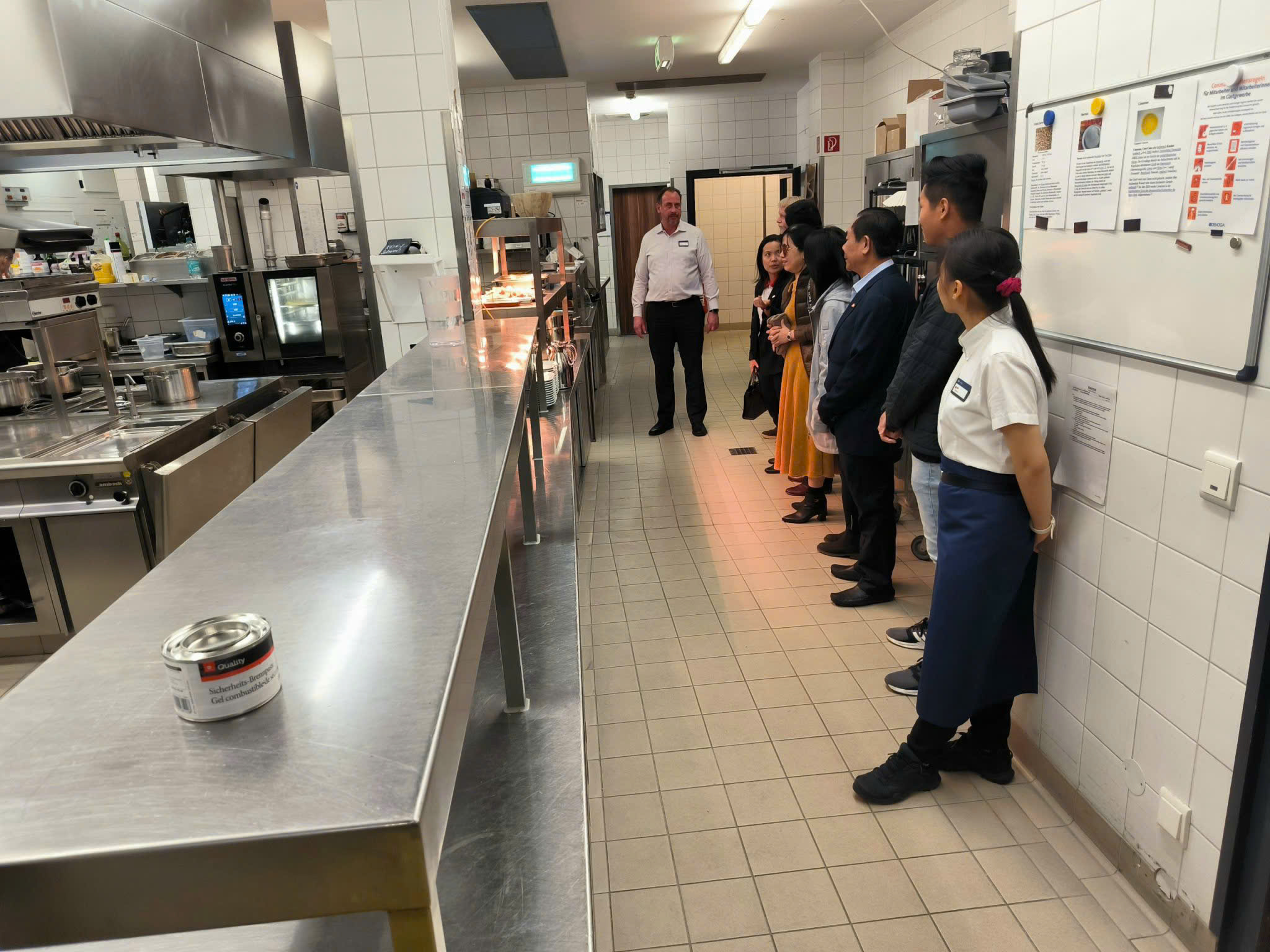 Cảnh gi&aacute;c với lời mời "việc nhẹ lương cao" tại Đức- Ảnh 2.