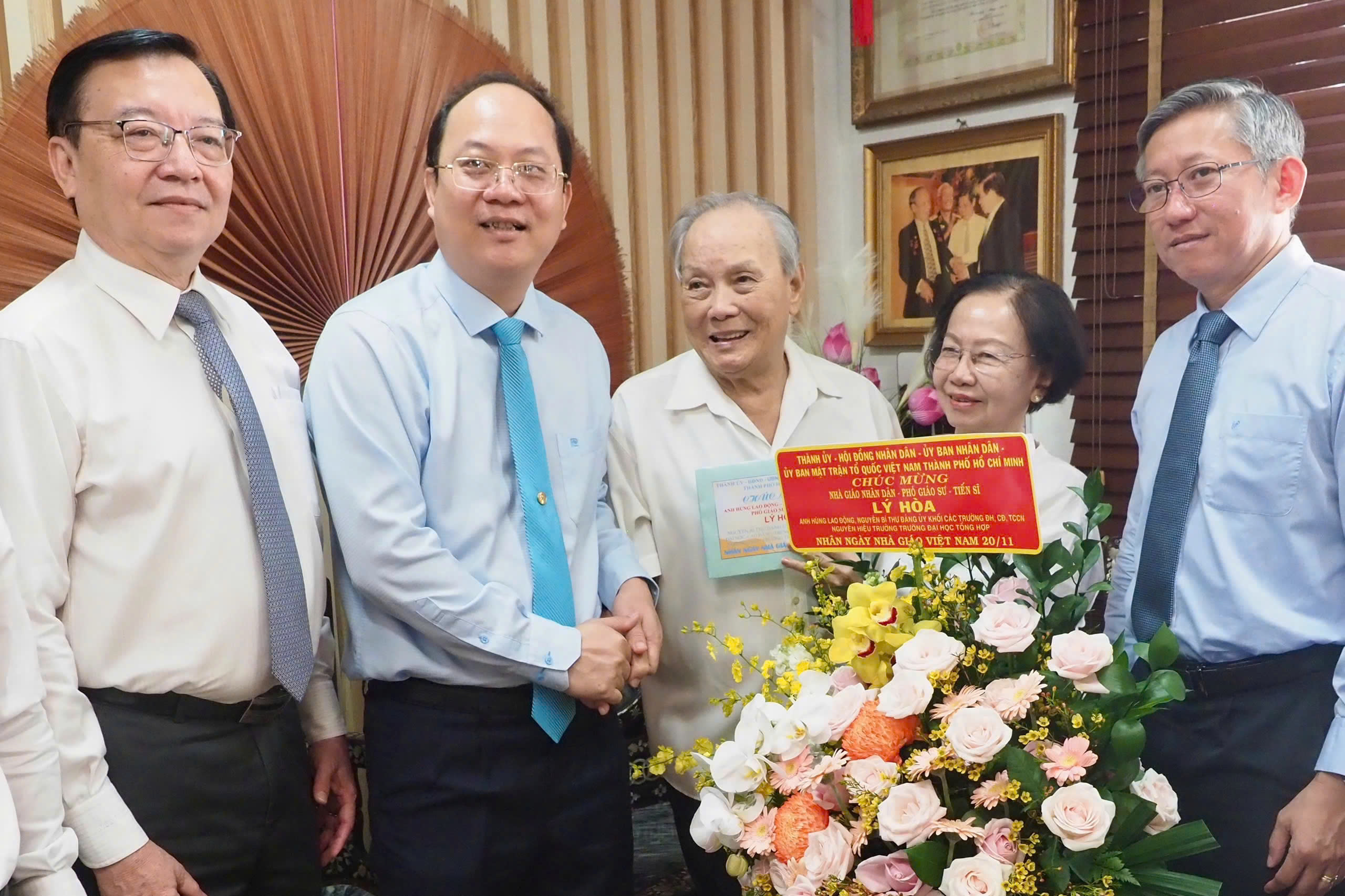 Phó Bí thư Thường trực Thành ủy TP HCM Nguyễn Hồ Hải (thứ hai từ trái sang) thăm Nhà giáo Nhân dân, PGS-TS Lý Hòa, Anh hùng Lao động, nguyên Hiệu trưởng Trường ĐH Tổng hợp Ảnh: Huy Lân