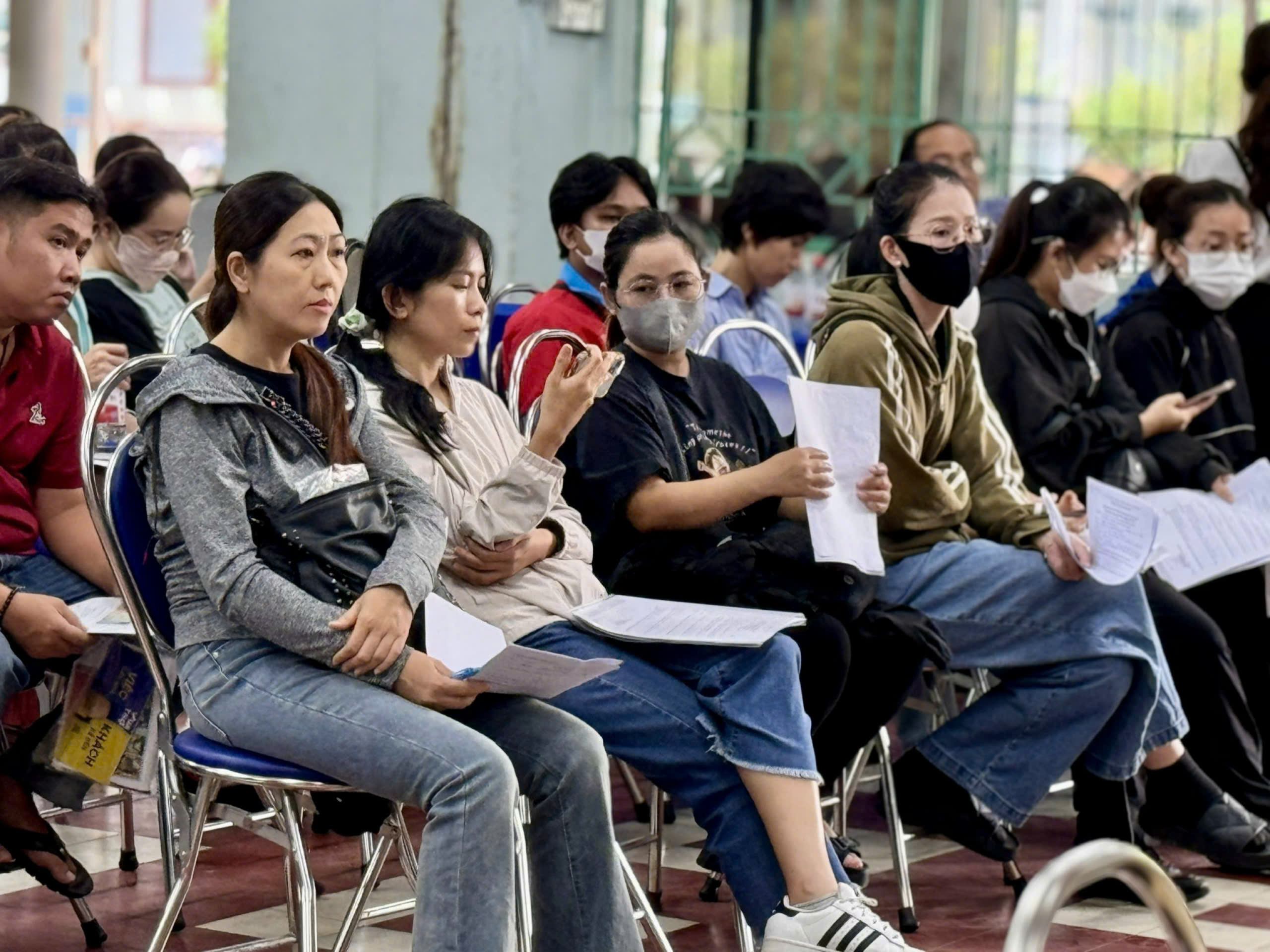 Người lao động chờ l&agrave;m thủ tục hưởng BHTN tại Trung t&acirc;m Dịch vụ việc l&agrave;mTP HCM. Ảnh: HUỲNH NHƯ