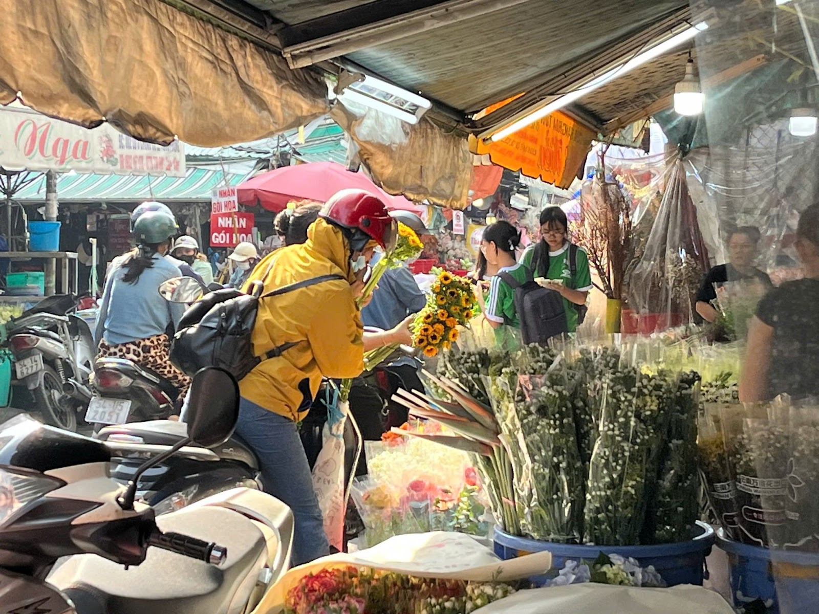Thị trường hoa, qu&agrave; tặng tri &acirc;n thầy c&ocirc; dịp 20-11 c&oacute; g&igrave; đặc biệt? - Ảnh 7.