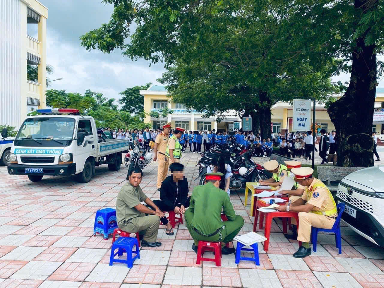 Nh&agrave; trường c&ugrave;ng CSGT b&iacute; mật ghi h&igrave;nh học sinh chạy xe tr&ecirc;n 50CC đến trường- Ảnh 2.