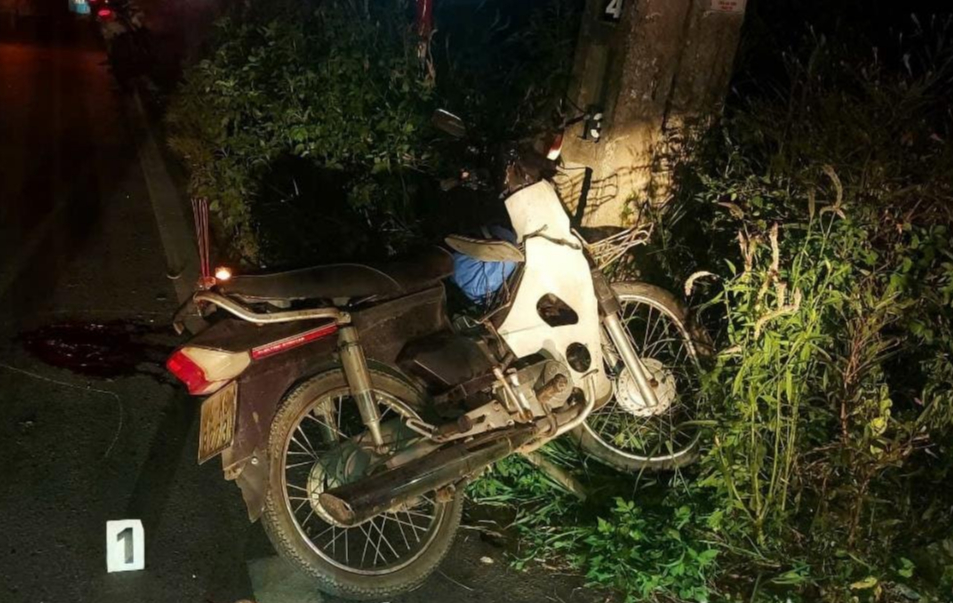 Khởi tố người đưa xe m&aacute;y cho bạn nhậu điều khiển dẫn đến t&ocirc;ng cột điện tử vong- Ảnh 1.