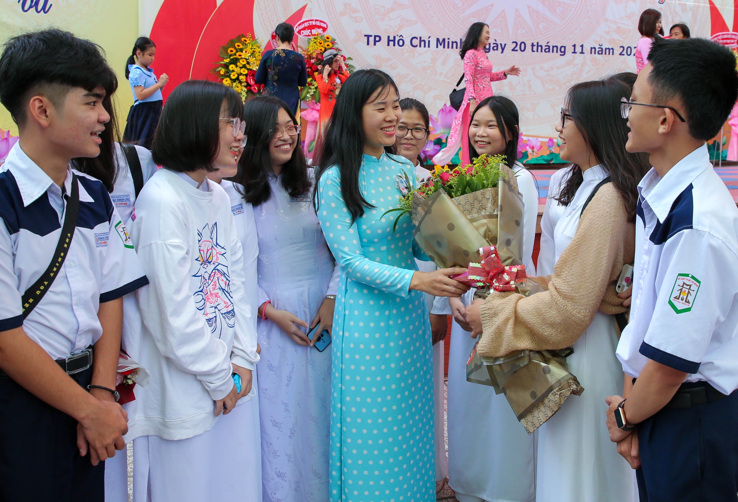 T&igrave;m c&aacute;ch thu h&uacute;t, giữ ch&acirc;n gi&aacute;o vi&ecirc;n (*): Lương nh&agrave; gi&aacute;o sẽ được xếp cao nhất- Ảnh 1.