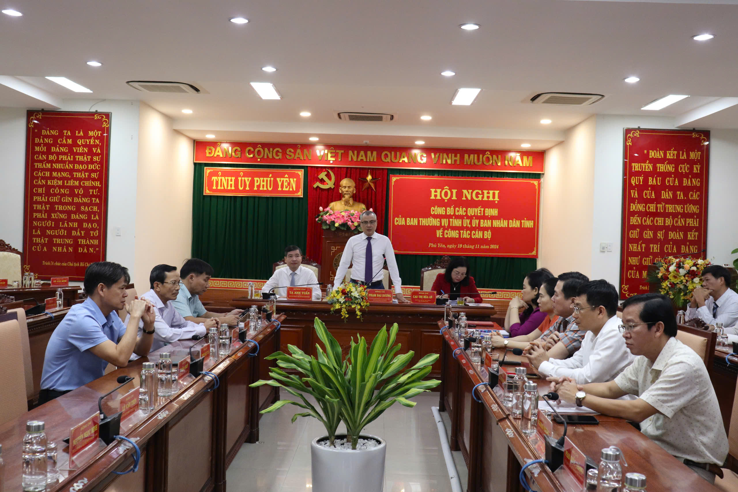 Ph&uacute; Y&ecirc;n điều động, bổ nhiệm c&ugrave;ng l&uacute;c 7 c&aacute;n bộ- Ảnh 2.