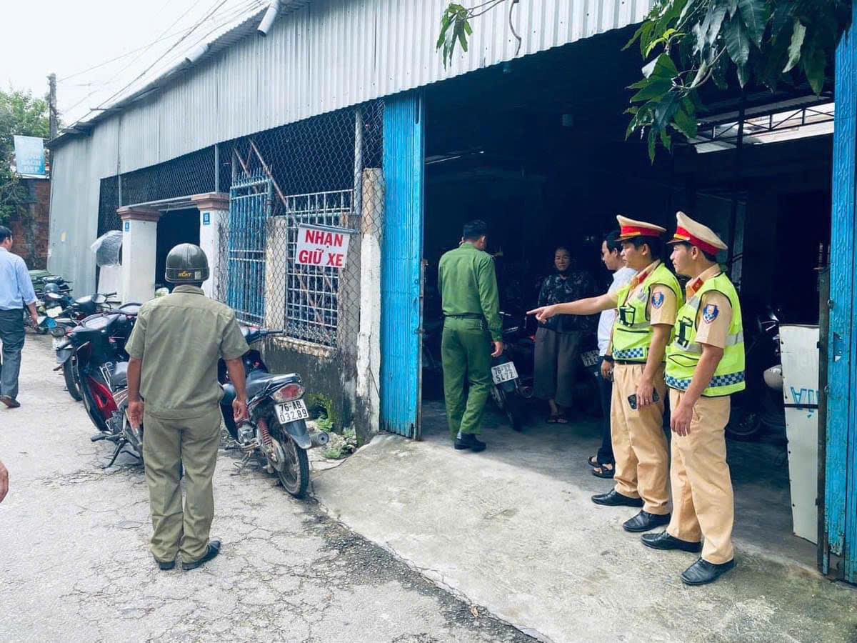 Nh&agrave; trường c&ugrave;ng CSGT b&iacute; mật ghi h&igrave;nh học sinh chạy xe tr&ecirc;n 50CC đến trường- Ảnh 1.