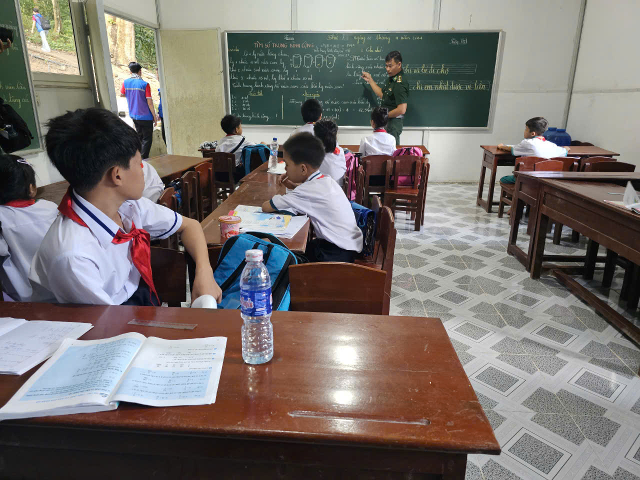 NGHĨA TÌNH TP HCM, VÌ BIỂN ĐẢO THÂN YÊU(*): Thầy giáo "quân hàm xanh"- Ảnh 4.