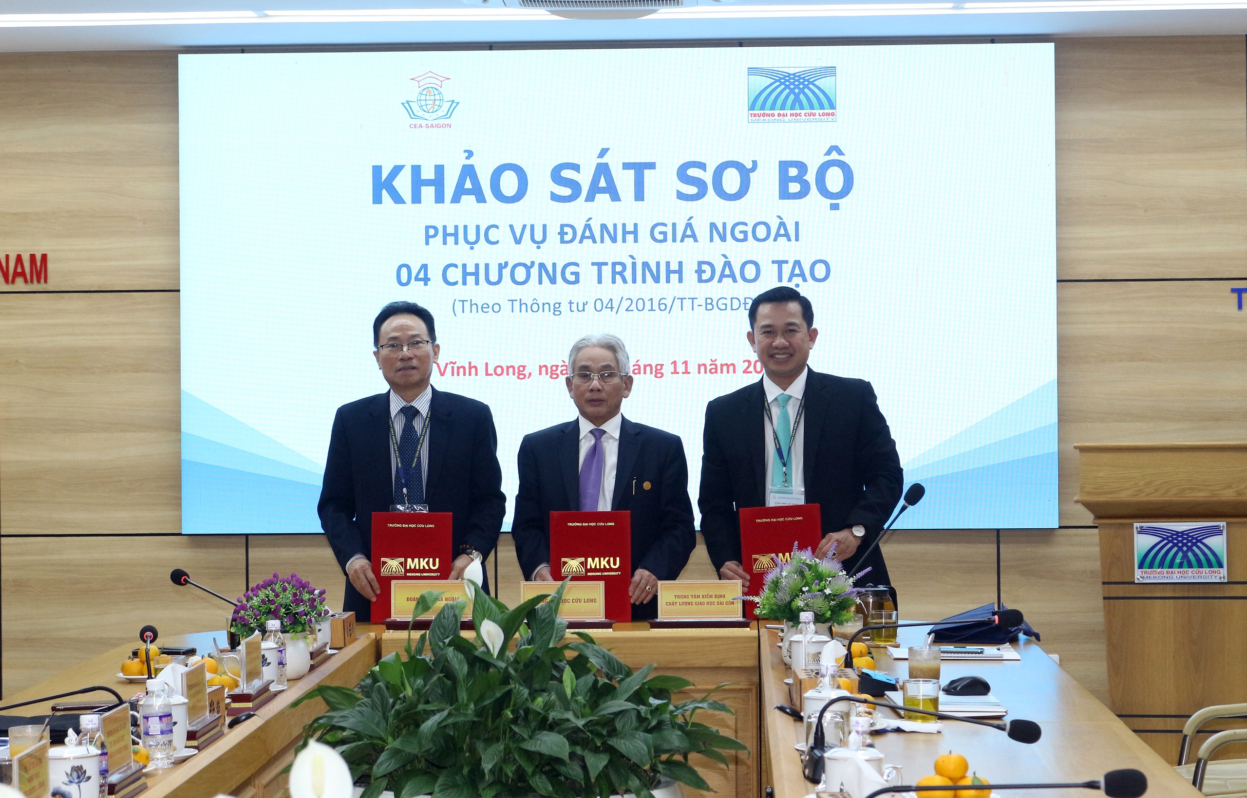 Hiệu trưởng Trường ĐH Cửu Long ch&uacute;c mừng 720 t&acirc;n cử nh&acirc;n- Ảnh 5.