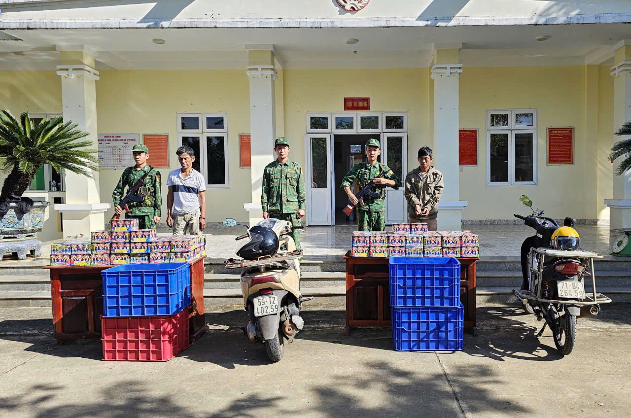 Lật tẩy hành vi của 2 đối tượng chạy xe máy gần khu vực biên giới- Ảnh 1.