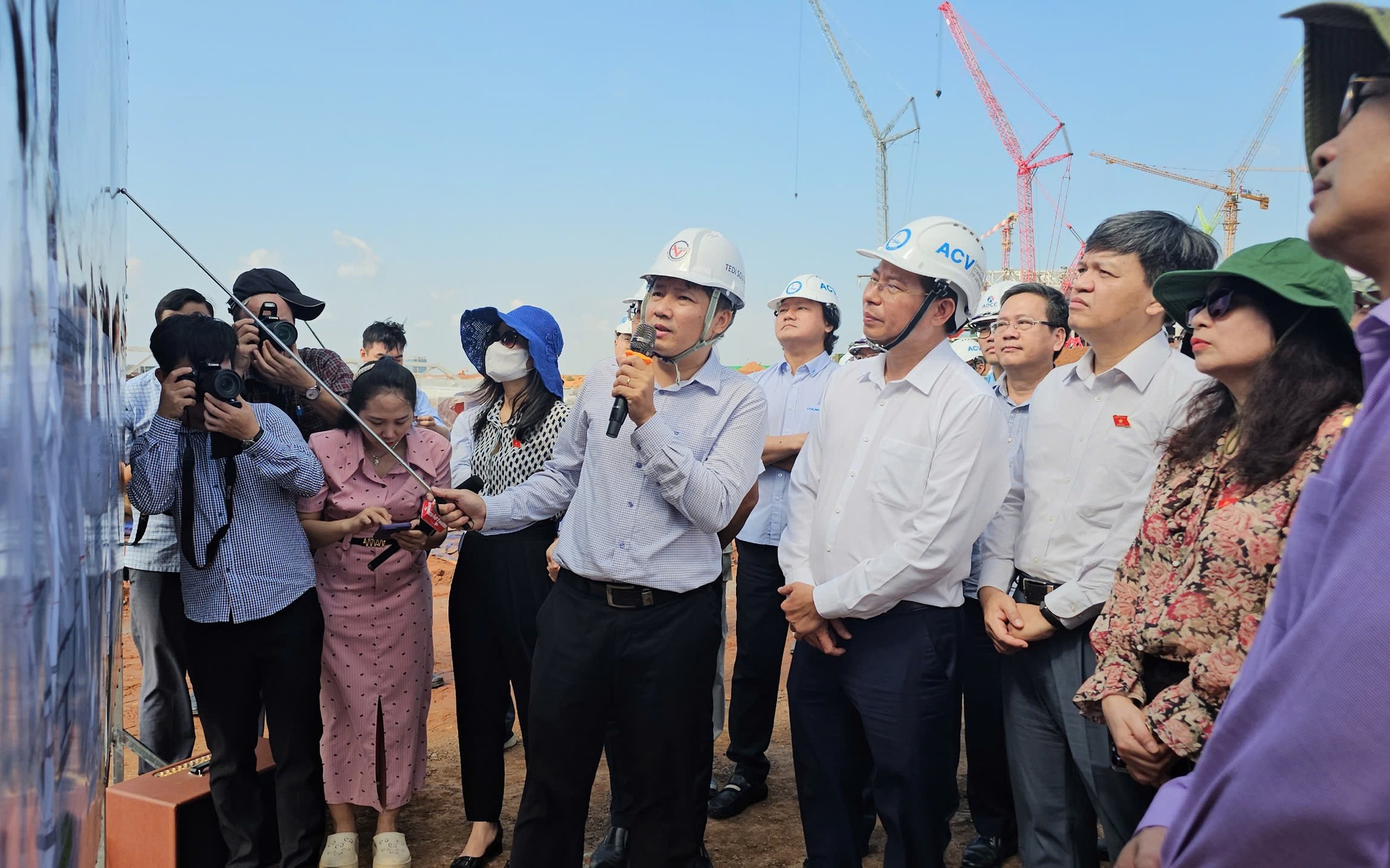 Hình ảnh khảo sát vị trí xây dựng nhà ga đường sắt tốc độ cao trong sân bay Long Thành