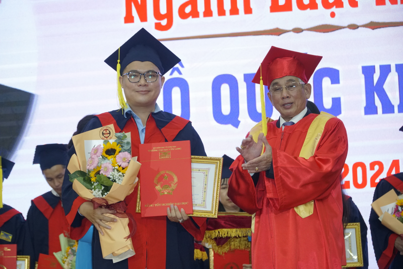Hiệu trưởng Trường ĐH Cửu Long ch&uacute;c mừng 720 t&acirc;n cử nh&acirc;n- Ảnh 3.