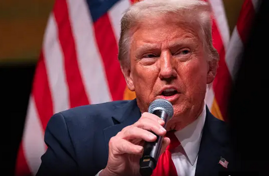 &Ocirc;ng Trump trong cuộc vận động ở Glendale, bang Arizona ng&agrave;y 31-10. Ảnh: AZCentral