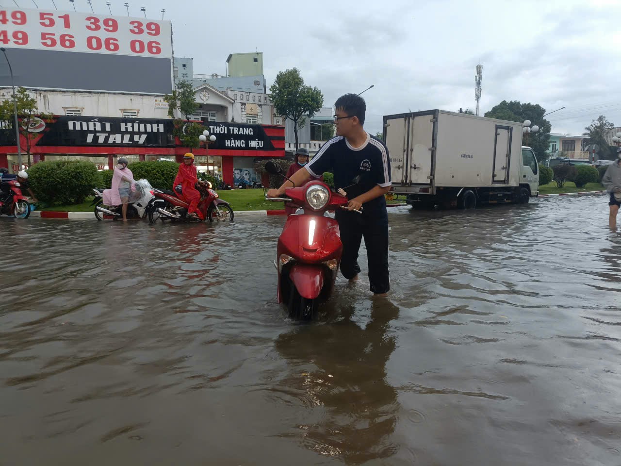 CLIP: Hậu quả trận mưa lớn lịch sử hơn 40 năm qua ở Bạc Liêu- Ảnh 9.