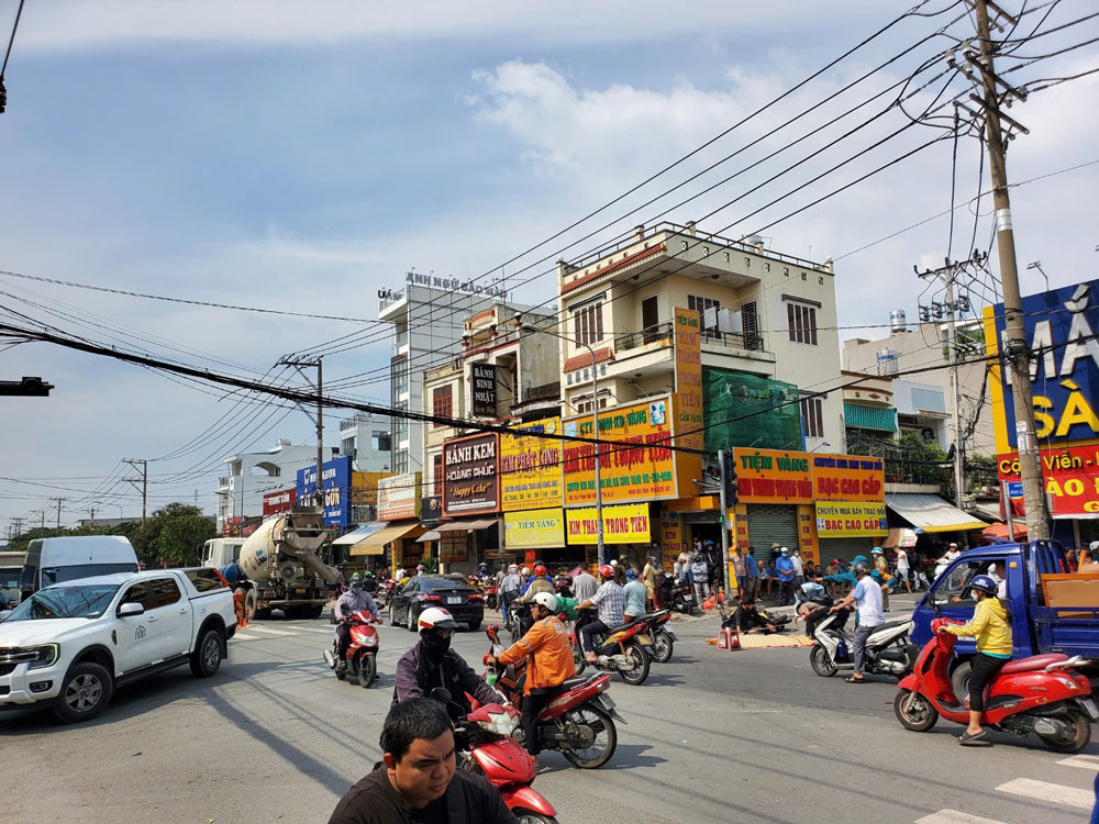 Một vụ tai nạn giao th&ocirc;ng v&agrave;o ng&agrave;y 7-11 tr&ecirc;n đường Phan Văn Hớn, phường T&acirc;n Thới Nhất, quận 12, TP HCM khiến một phụ nữ tử vong, một b&eacute; g&aacute;i bị thương. Ảnh: ANH VŨ