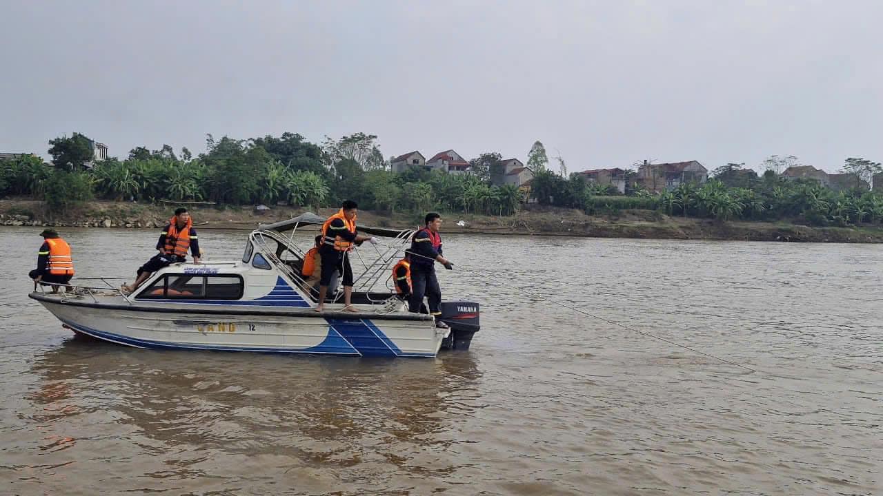 T&igrave;m thấy 3 thi thể nghi l&agrave; c&aacute;c học sinh trong vụ đuối nước tr&ecirc;n s&ocirc;ng Hồng- Ảnh 1.
