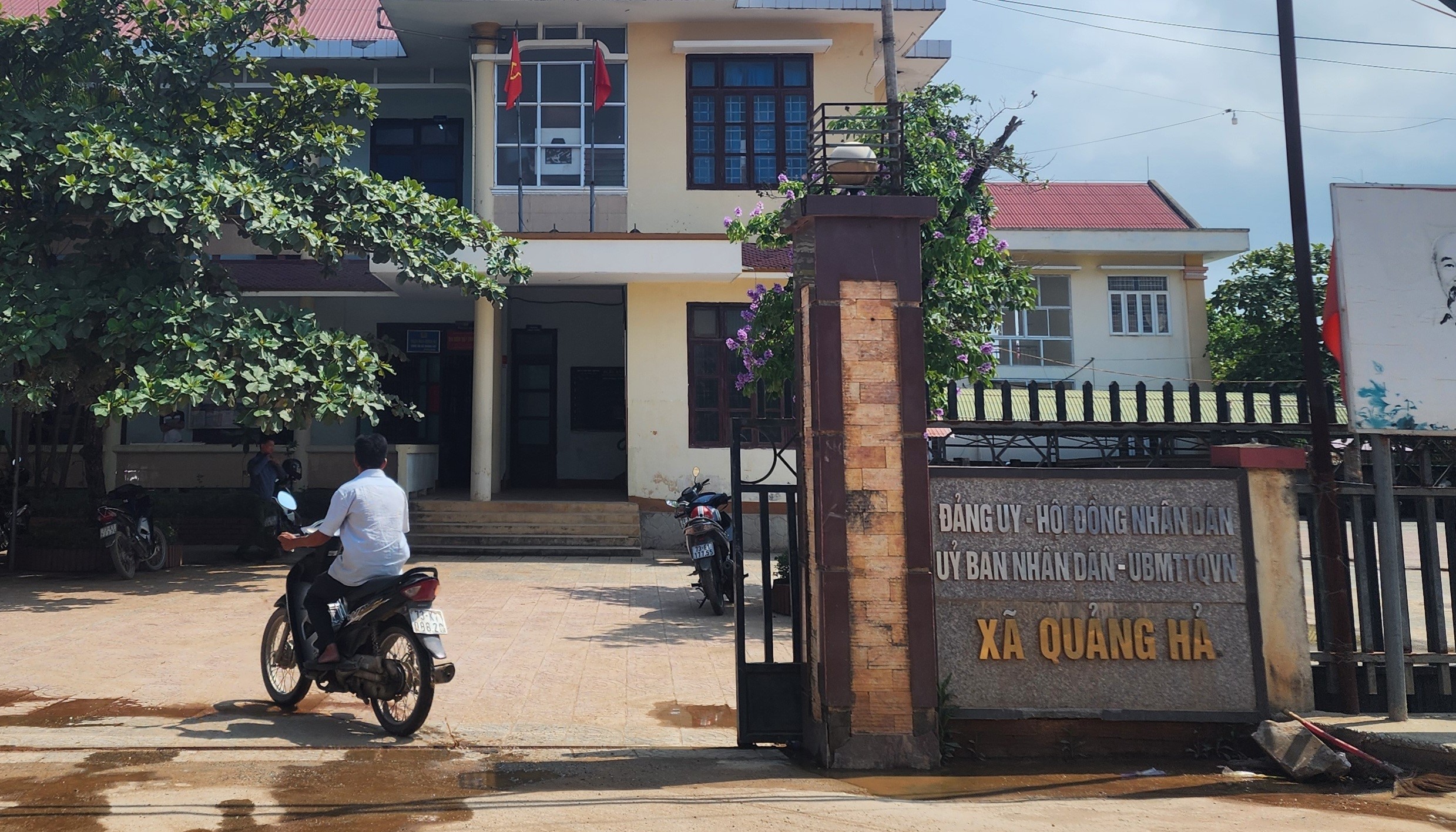 74 hộ d&acirc;n đồng loạt k&yacute; đơn tố chủ tịch x&atilde; &ldquo;quan hệ bất ch&iacute;nh&rdquo;- Ảnh 1.