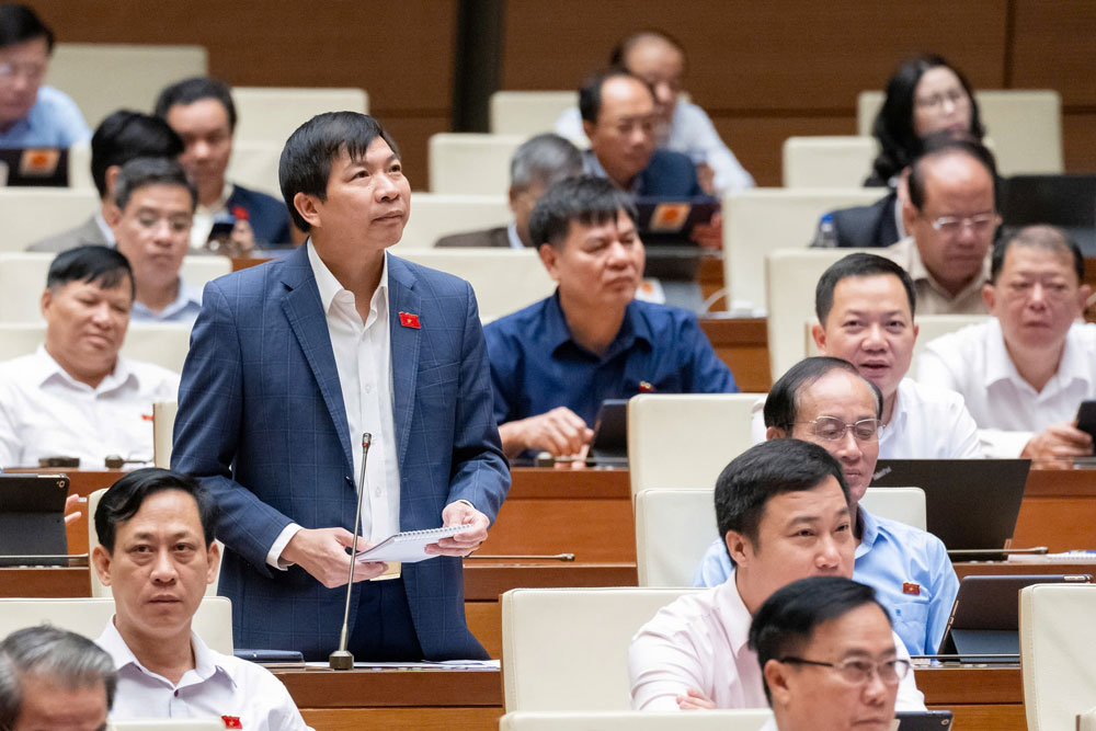 Đại biểu Trần Văn Thức (đo&agrave;n Thanh H&oacute;a) đề nghị giao quyền chủ động cho ng&agrave;nh gi&aacute;o dục trong tuyển dụng, sử dụng nh&agrave; gi&aacute;o.  Ảnh: L&Acirc;M HIỂN