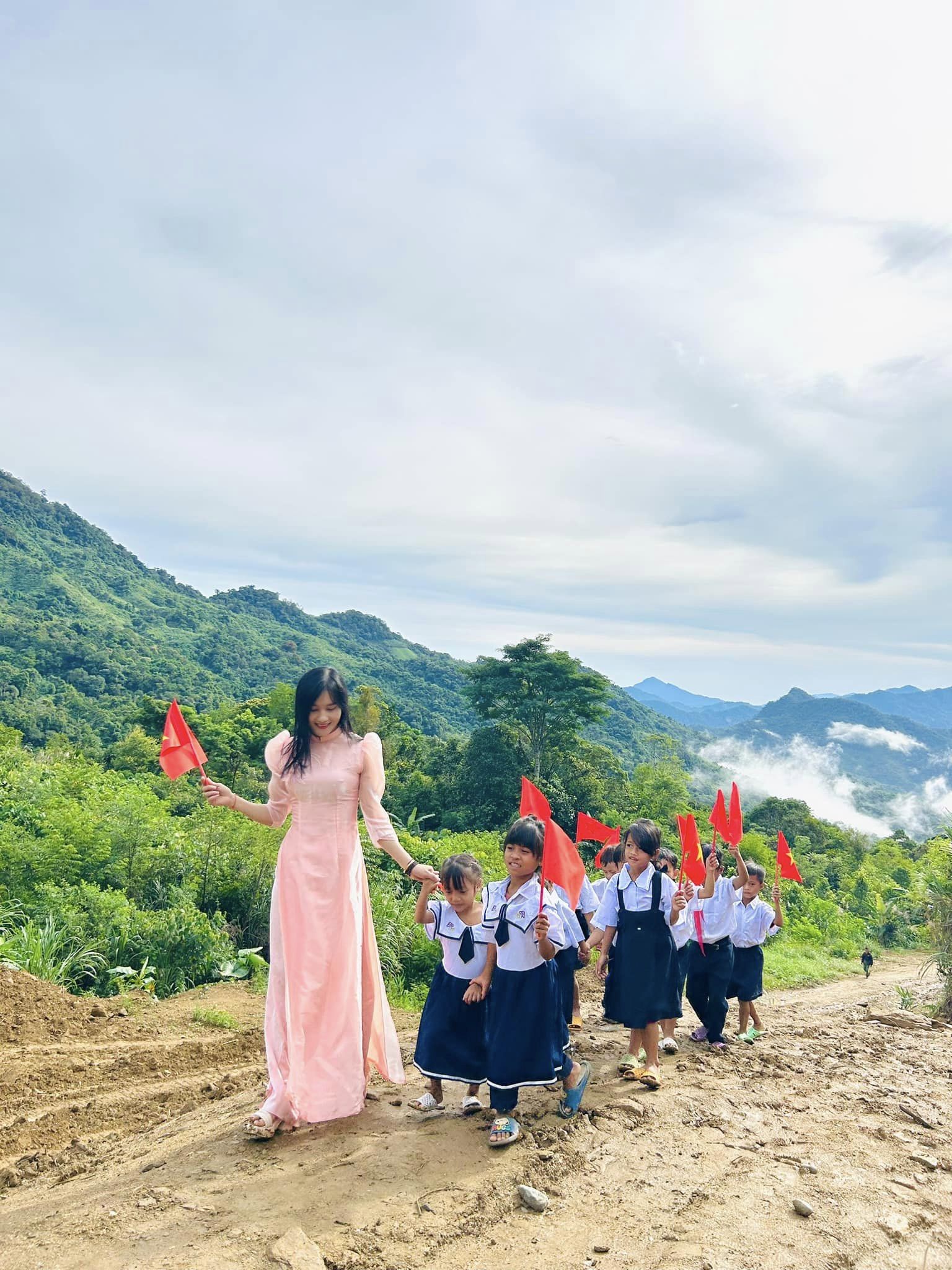 L&ecirc;n v&ugrave;ng cao Quảng Nam dạy học, được nhận đến 100 triệu đồng- Ảnh 1.
