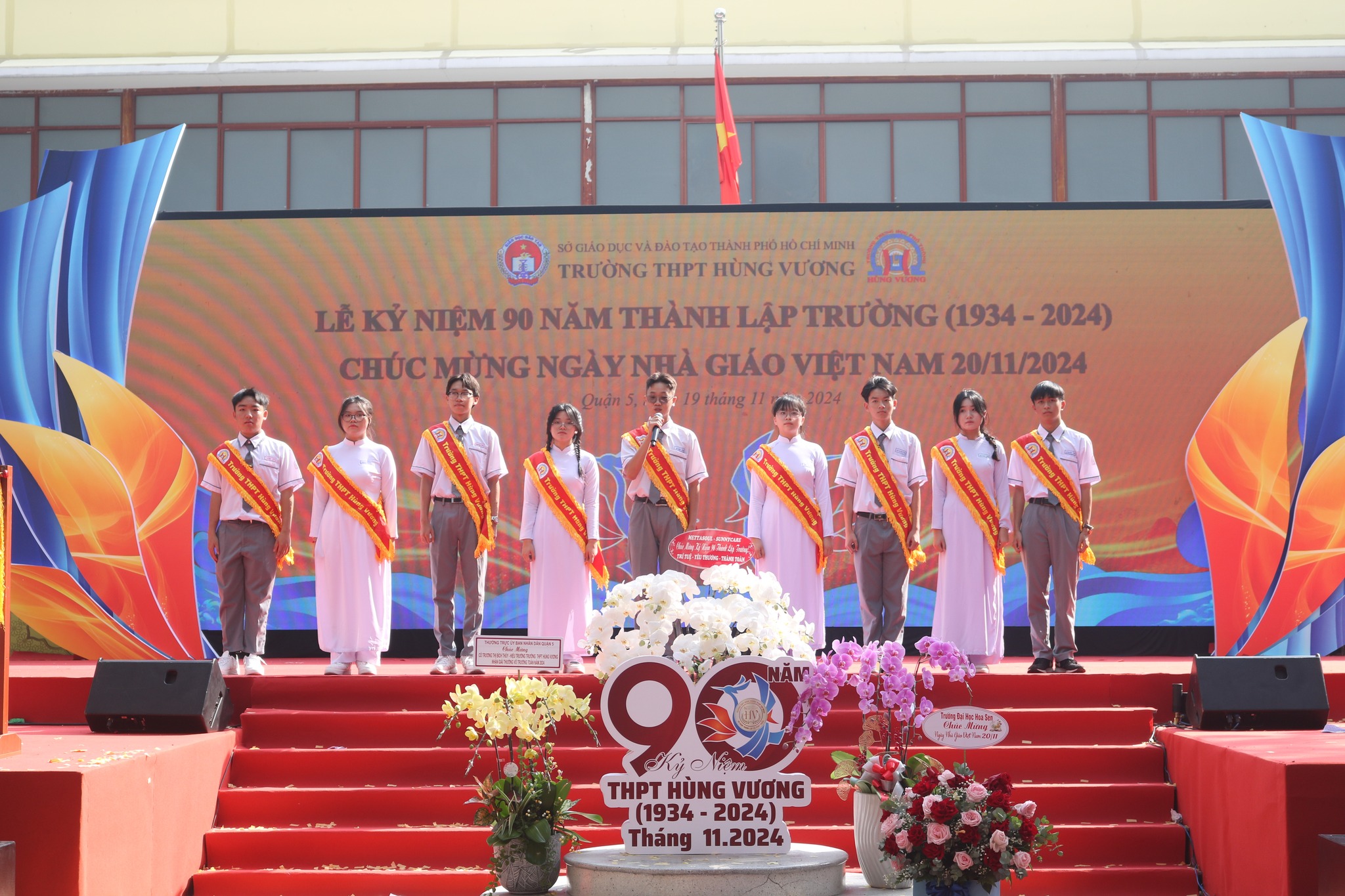 Nguy&ecirc;n Ph&oacute; Chủ tịch nước Trương Mỹ Hoa dự kỷ niệm Ng&agrave;y Nh&agrave; gi&aacute;o Việt Nam tại Trường Nam Việt- Ảnh 4.