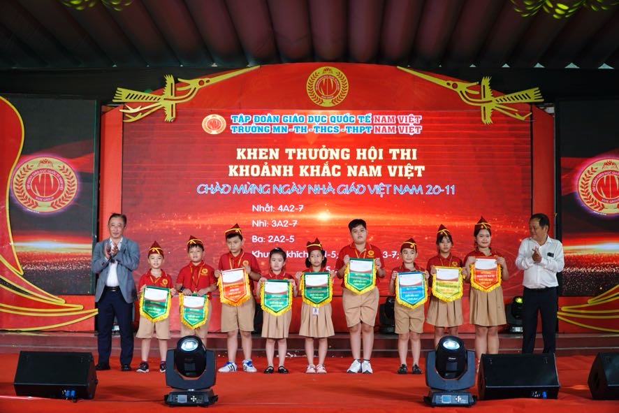 Nguy&ecirc;n Ph&oacute; Chủ tịch nước Trương Mỹ Hoa dự kỷ niệm Ng&agrave;y Nh&agrave; gi&aacute;o Việt Nam tại Trường Nam Việt- Ảnh 2.