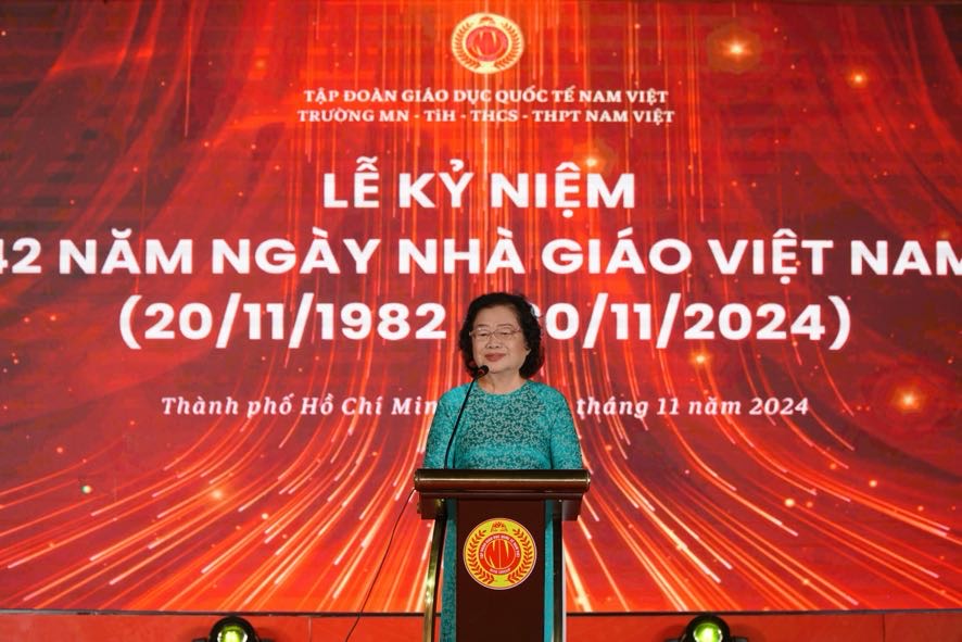 Nguy&ecirc;n Ph&oacute; Chủ tịch nước Trương Mỹ Hoa dự kỷ niệm Ng&agrave;y Nh&agrave; gi&aacute;o Việt Nam tại Trường Nam Việt- Ảnh 1.