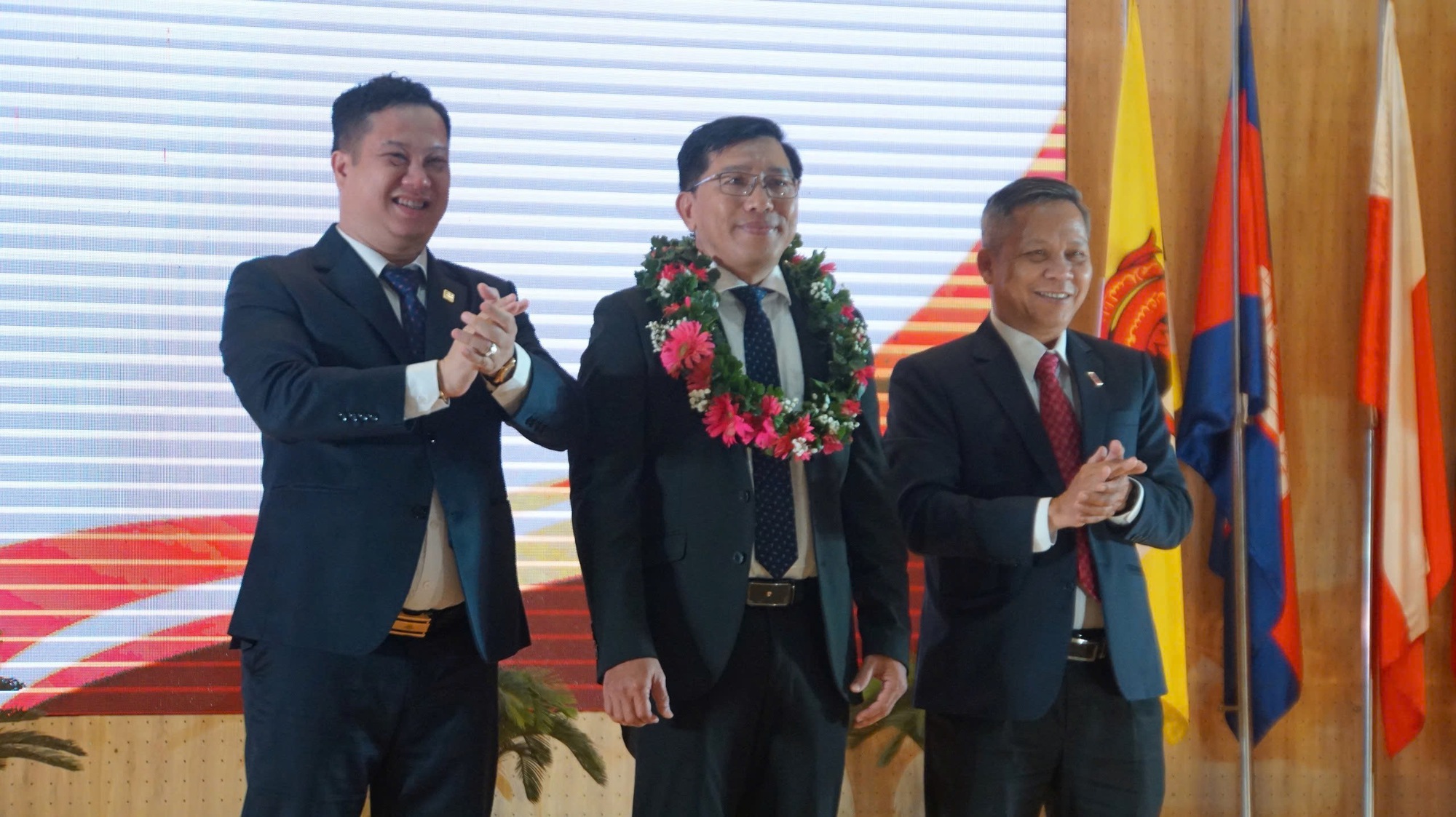 Trường ĐH Ng&acirc;n h&agrave;ng TP HCM vinh danh 12 t&acirc;n gi&aacute;o sư, ph&oacute; gi&aacute;o sư- Ảnh 2.
