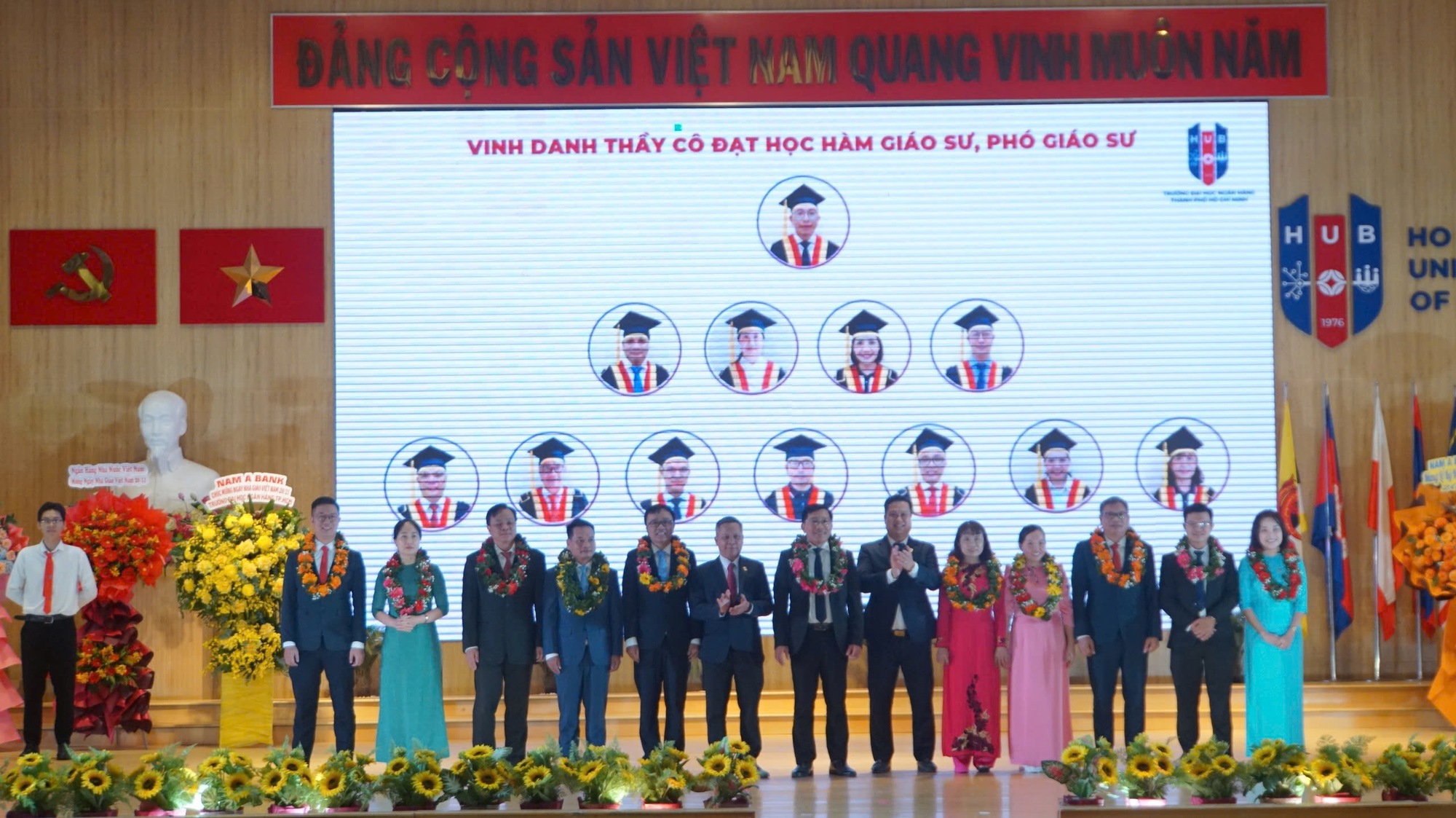 Trường ĐH Ng&acirc;n h&agrave;ng TP HCM vinh danh 12 t&acirc;n gi&aacute;o sư, ph&oacute; gi&aacute;o sư- Ảnh 3.
