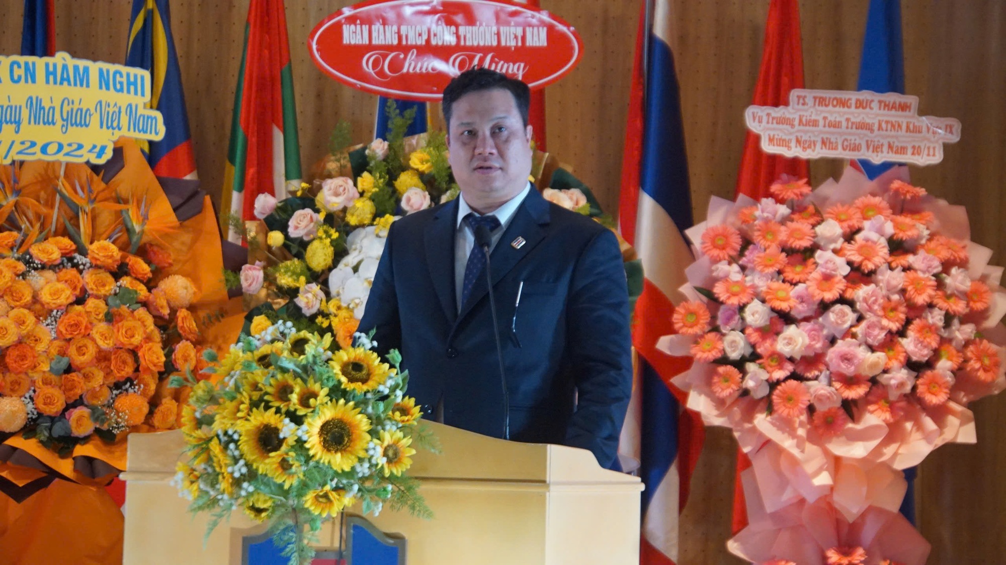 Trường ĐH Ng&acirc;n h&agrave;ng TP HCM vinh danh 12 t&acirc;n gi&aacute;o sư, ph&oacute; gi&aacute;o sư- Ảnh 1.
