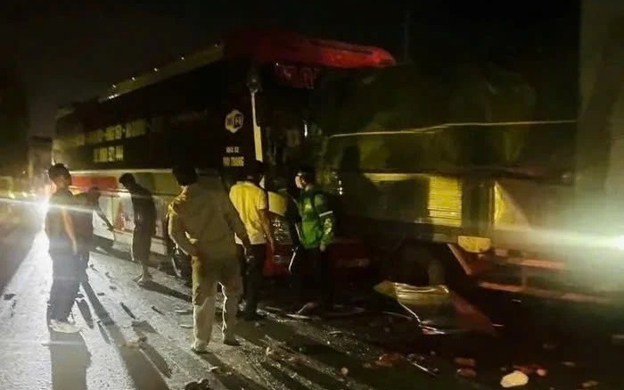 Tai nạn liên hoàn giữa 5 xe ôtô, hai người nhập viện