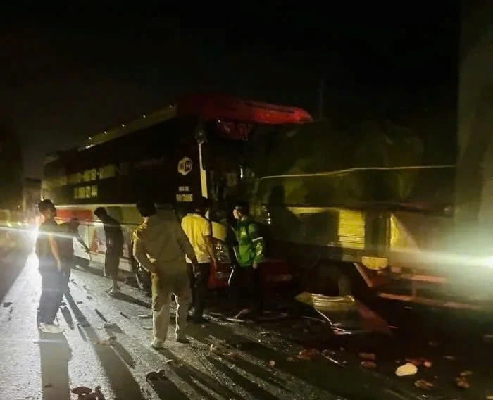 Tai nạn li&ecirc;n ho&agrave;n giữa 5 xe &ocirc;t&ocirc;, hai người nhập viện- Ảnh 1.