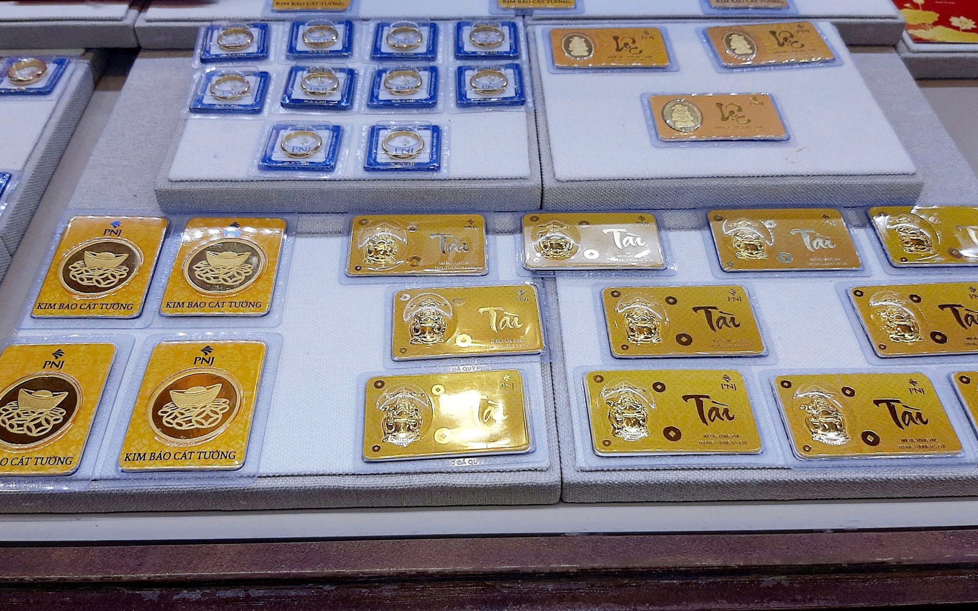 Gi&aacute; v&agrave;ng miếng SJC, v&agrave;ng nhẫn 99,99 tiếp tục tăng vọt cả triệu đồng mỗi lượng
