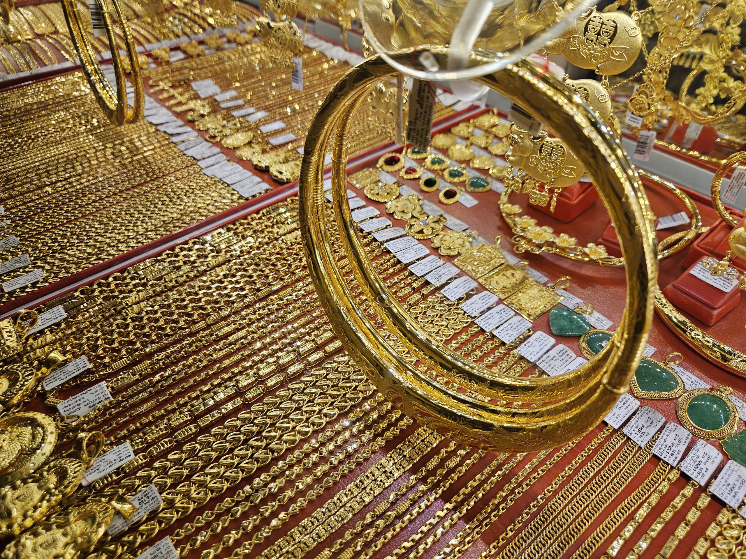 Ngược d&ograve;ng thế giới, gi&aacute; v&agrave;ng miếng SJC, v&agrave;ng nhẫn cao ch&oacute;t v&oacute;t- Ảnh 2.