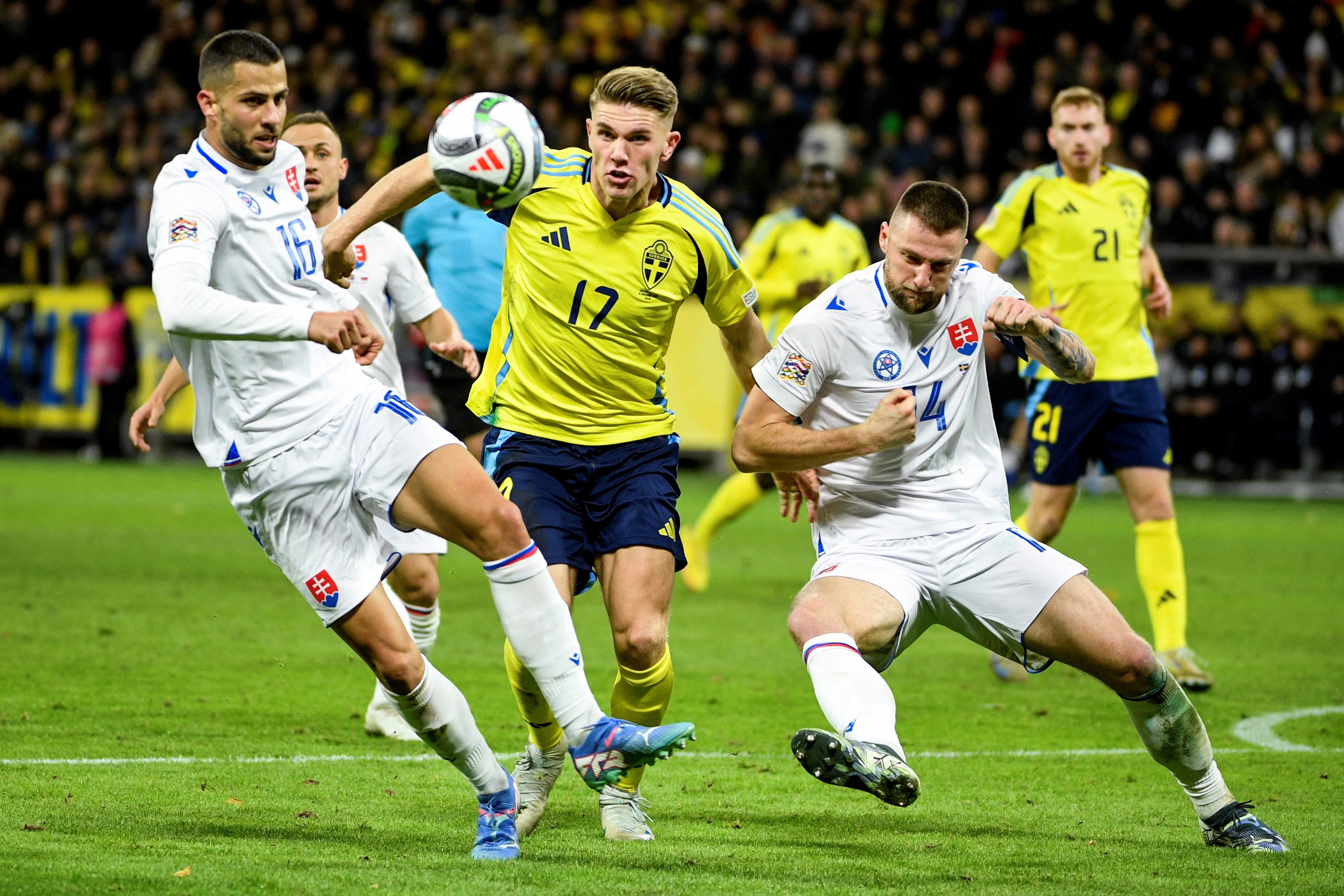 Tiền đạo "si&ecirc;u hot" Viktor Gyokeres lập c&uacute; poker, Thụy Điển thăng hạng Nations League- Ảnh 1.