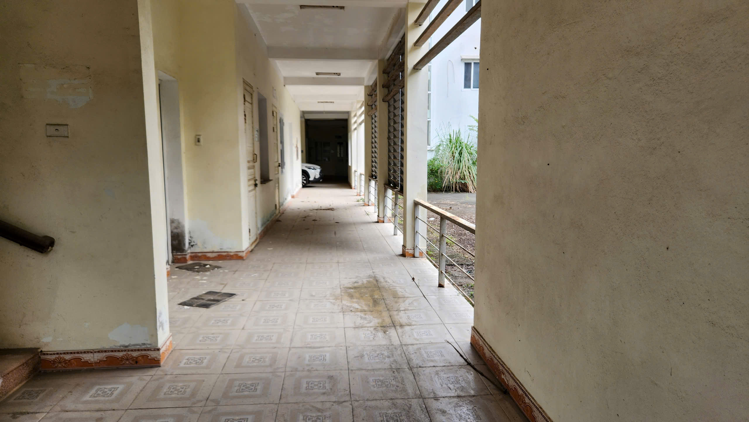 Ph&ograve;ng kh&aacute;m bỏ hoang tr&ecirc;n khu "đất v&agrave;ng" hơn 8.000 m2 ở TP Thanh H&oacute;a- Ảnh 6.