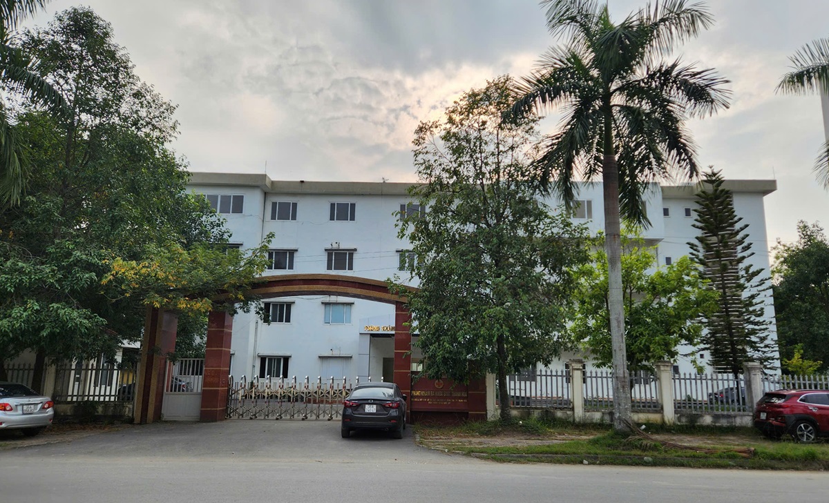 Ph&ograve;ng kh&aacute;m bỏ hoang tr&ecirc;n khu "đất v&agrave;ng" hơn 8.000 m2 ở TP Thanh H&oacute;a- Ảnh 1.