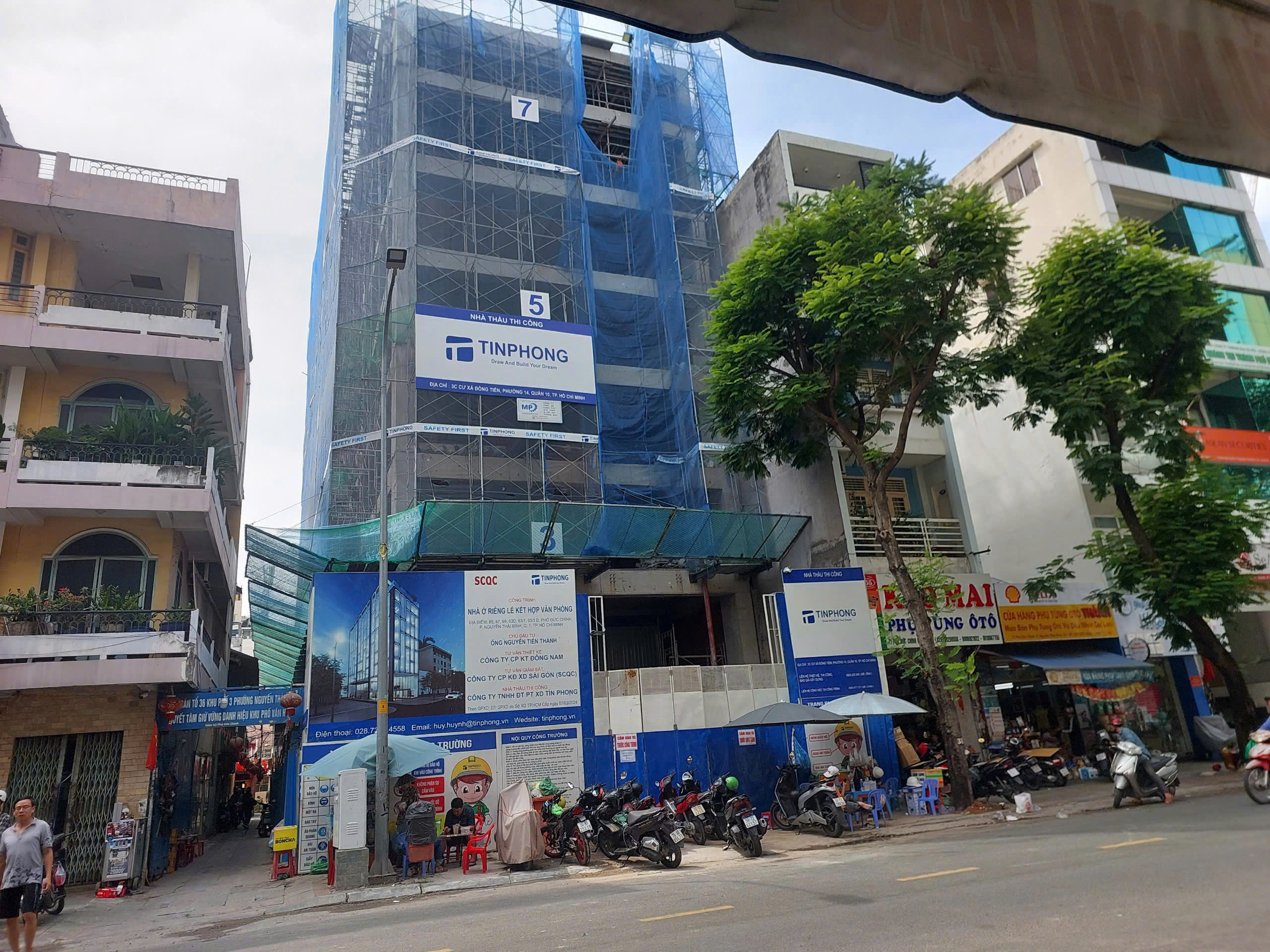 Nam c&ocirc;ng nh&acirc;n dọn vệ sinh rơi từ to&agrave; nh&agrave; c&ocirc;ng tr&igrave;nh ở quận 1, TP HCM- Ảnh 1.
