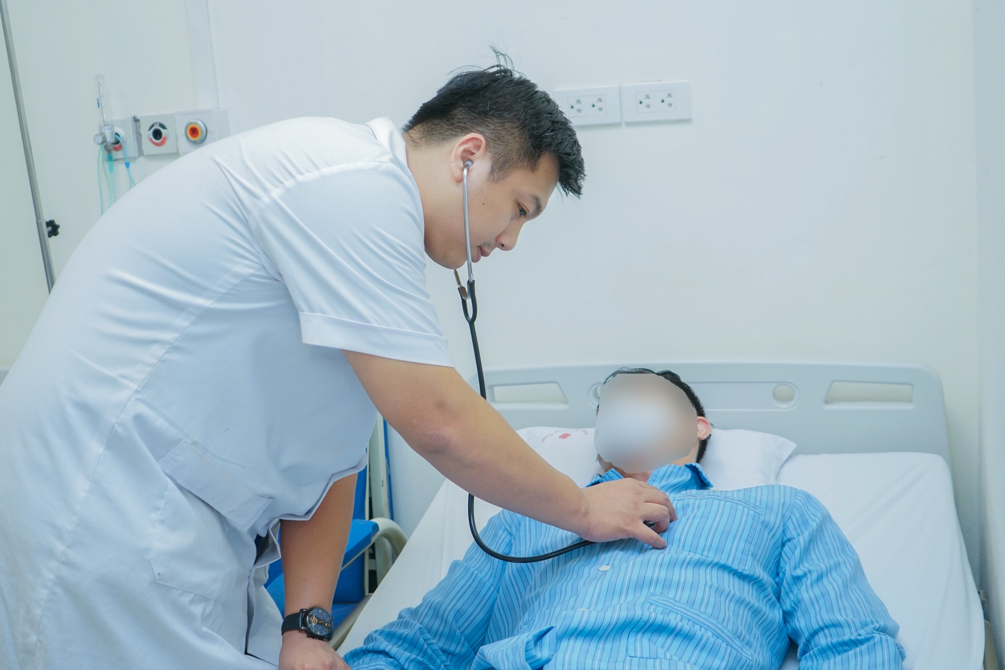 Huấn luyện vi&ecirc;n thể h&igrave;nh nhồi m&aacute;u cơ tim sau buổi tập- Ảnh 1.