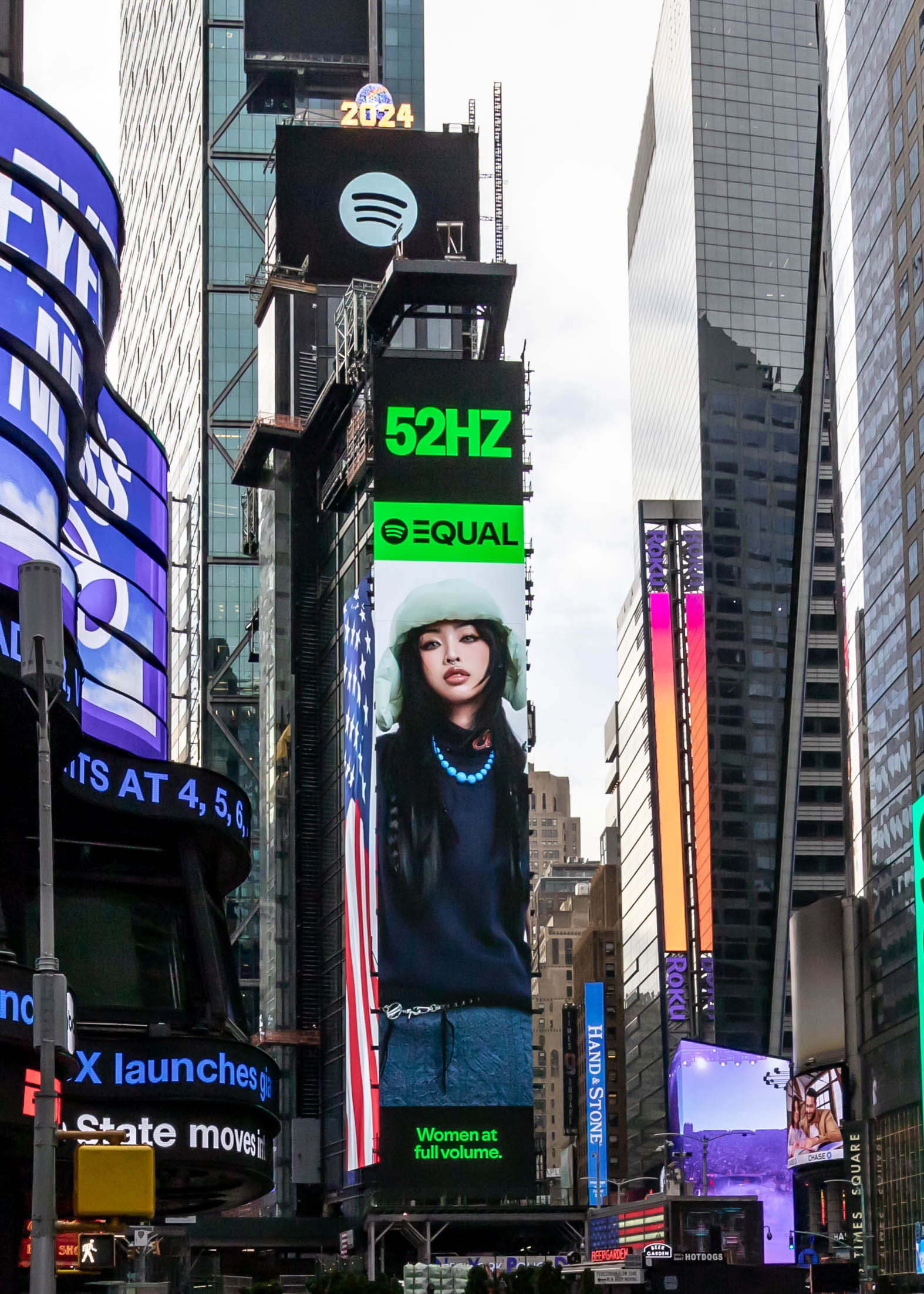 Nghệ sĩ trẻ 52Hz xuất hiện tr&ecirc;n quảng trường thời đại New York

- Ảnh 3.